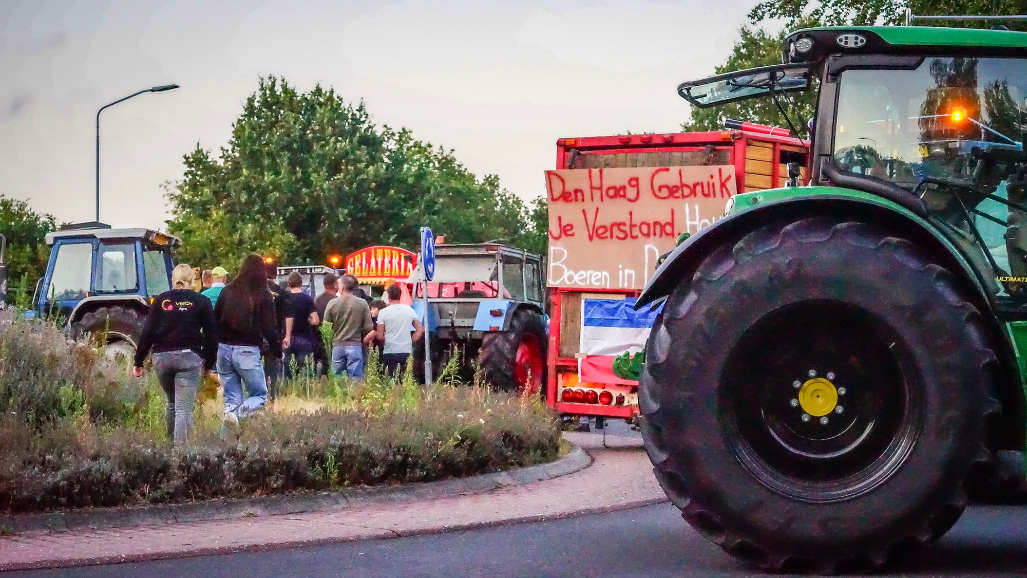 Boerenprotest zorgt voor afsluiting rotonde in Nunspeet