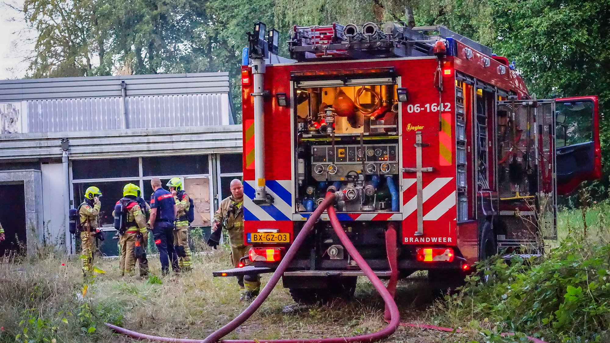 Brandweer blust brand in bosjes aan Laan van Vollenhove in Zeist