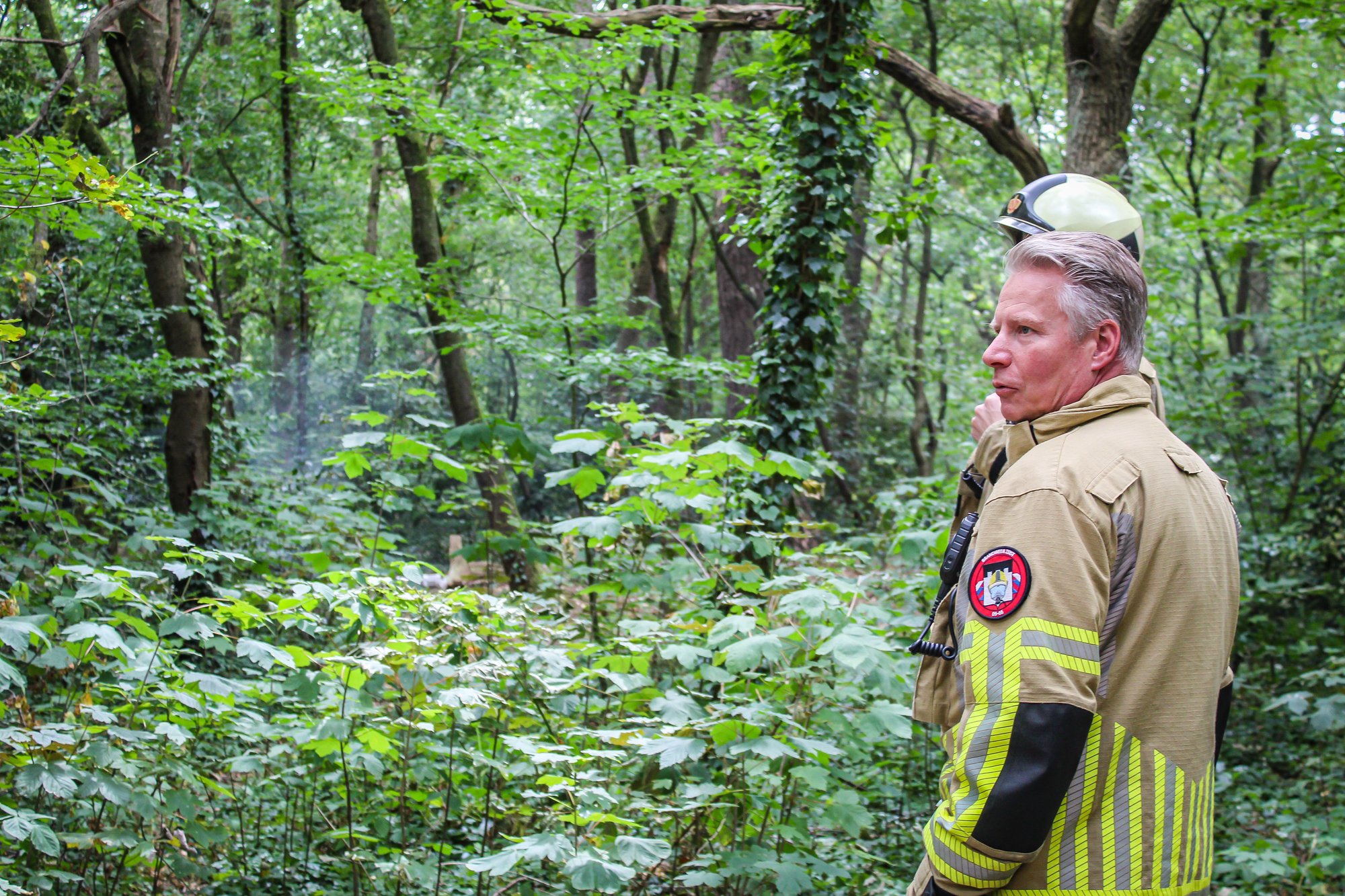 Brandweer blust brand in bosjes aan Laan van Vollenhove in Zeist