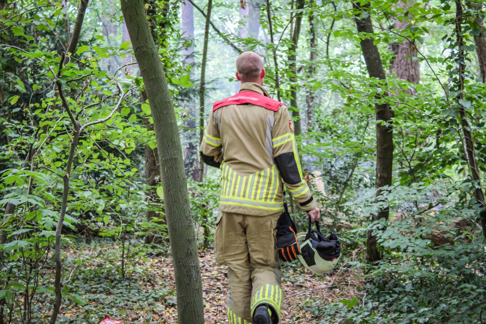 Brandweer blust brand in bosjes aan Laan van Vollenhove in Zeist
