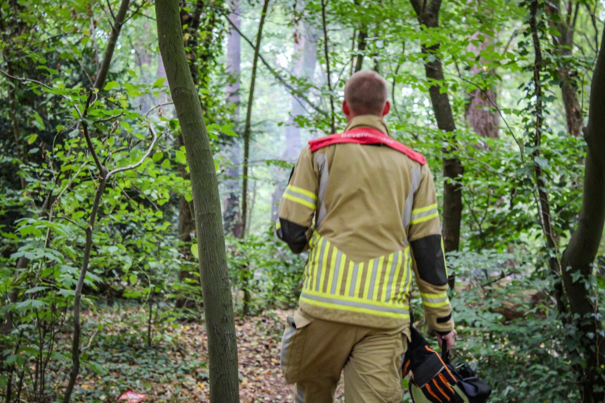 Brandweer blust brand in bosjes aan Laan van Vollenhove in Zeist