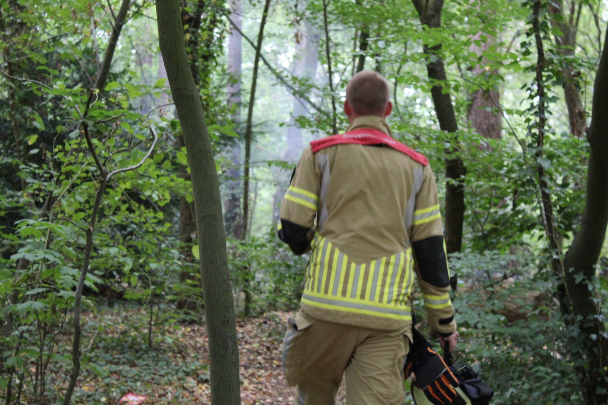 Brandweer blust brand in bosjes aan Laan van Vollenhove in Zeist