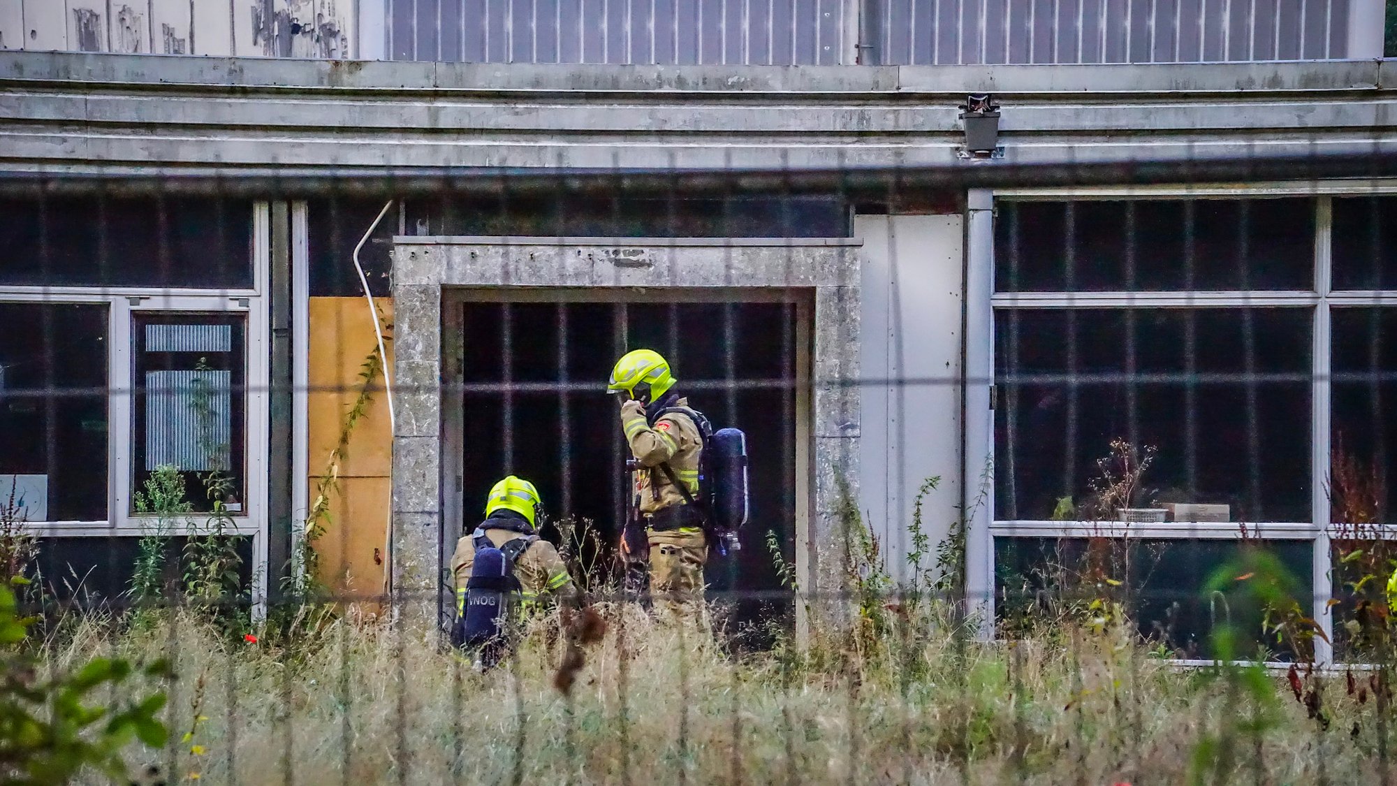 Brandweer blust brand in bosjes aan Laan van Vollenhove in Zeist