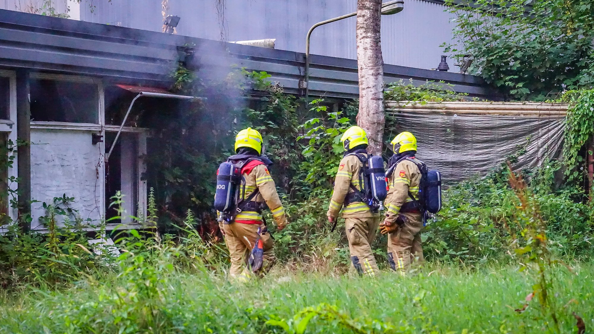 Brandweer blust brand in bosjes aan Laan van Vollenhove in Zeist