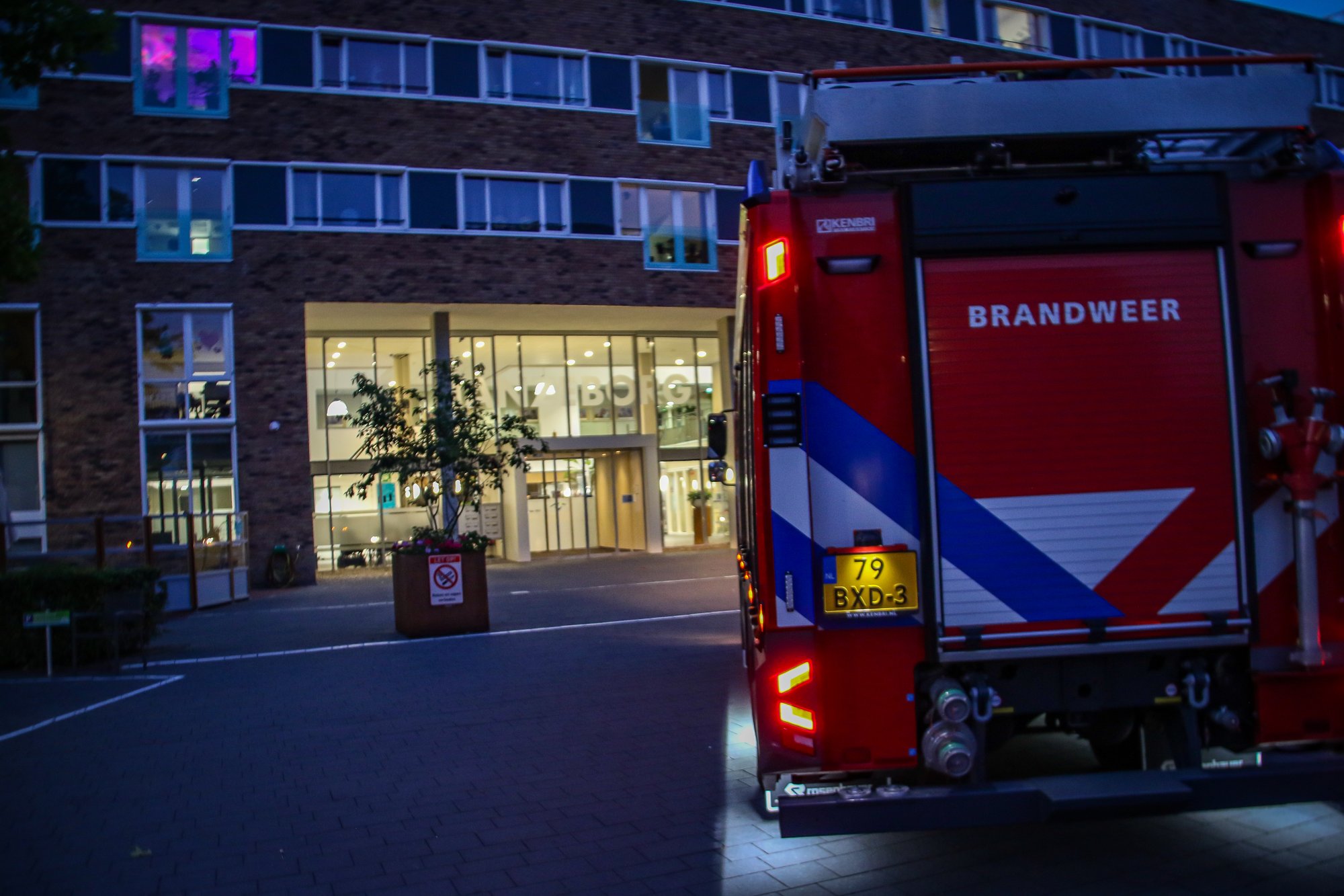 Brandweer rukt uit voor brandmelding bij zorglocatie Hanzeborg in Lelystad