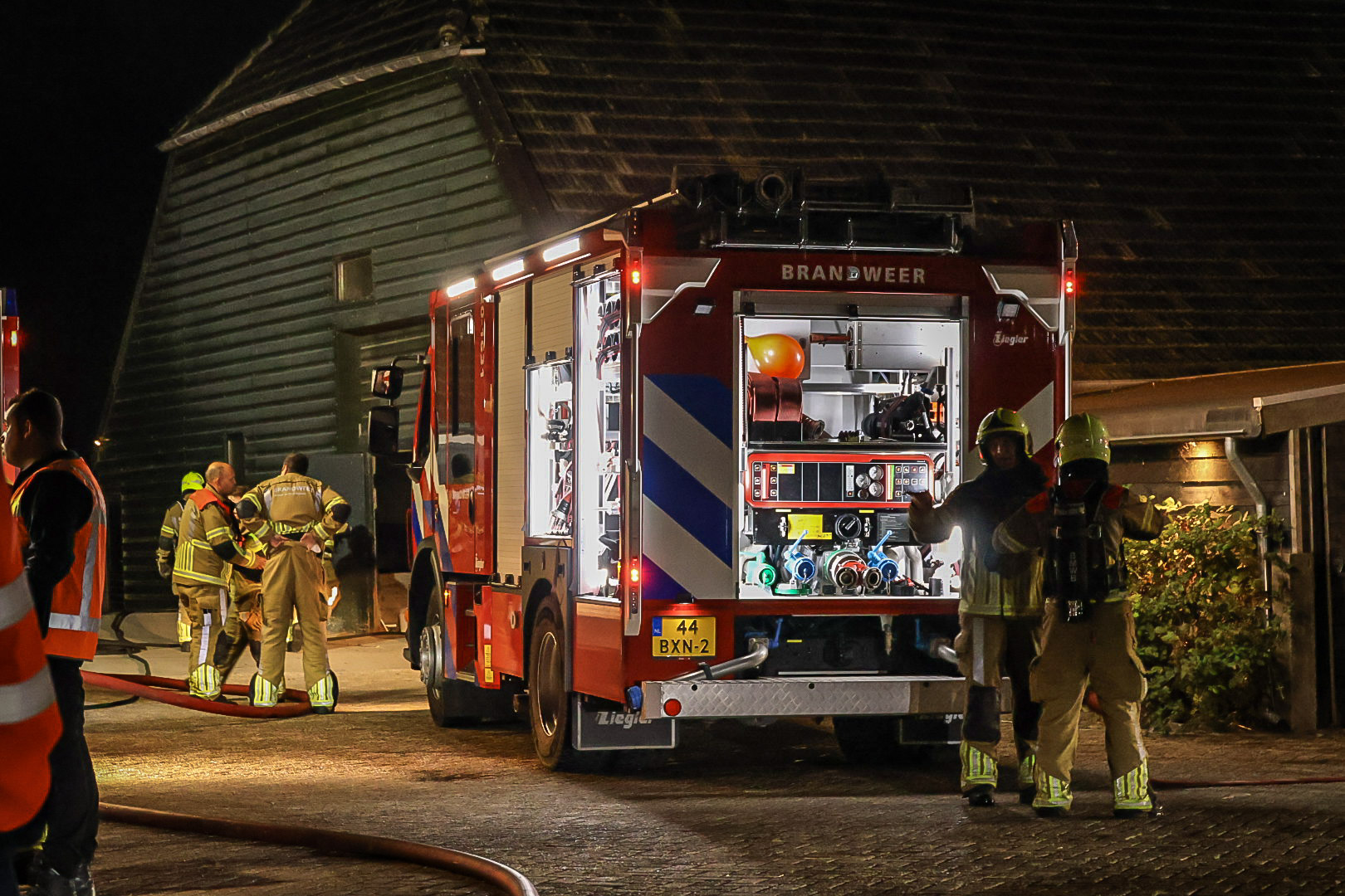 [VIDEO] Zeer grote brand in loods in Willemstad, brandweer massaal uitgerukt