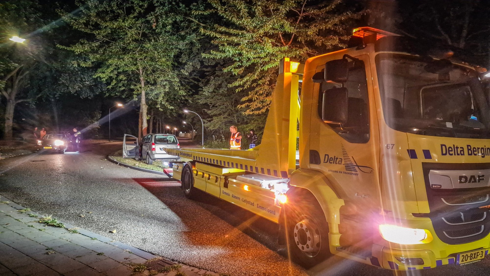 Auto botst tegen boom op Kempenaar in Lelystad, bestuurder aangehouden
