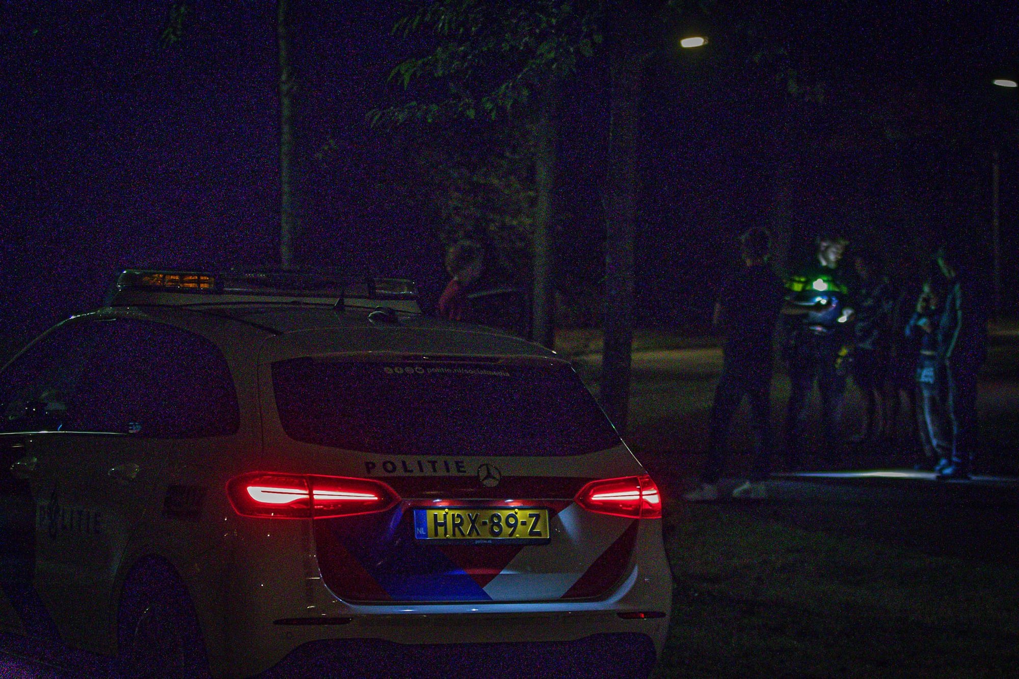 Auto botst tegen boom op Kempenaar in Lelystad, bestuurder aangehouden