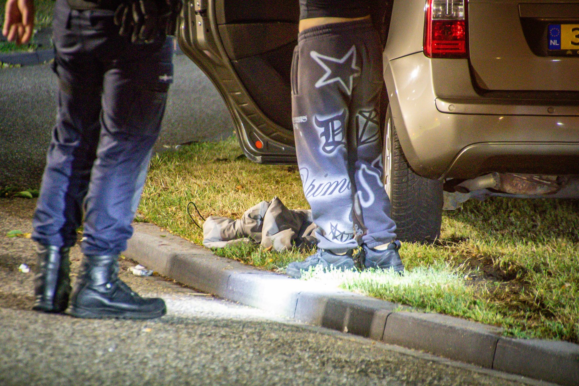 Auto botst tegen boom op Kempenaar in Lelystad, bestuurder aangehouden
