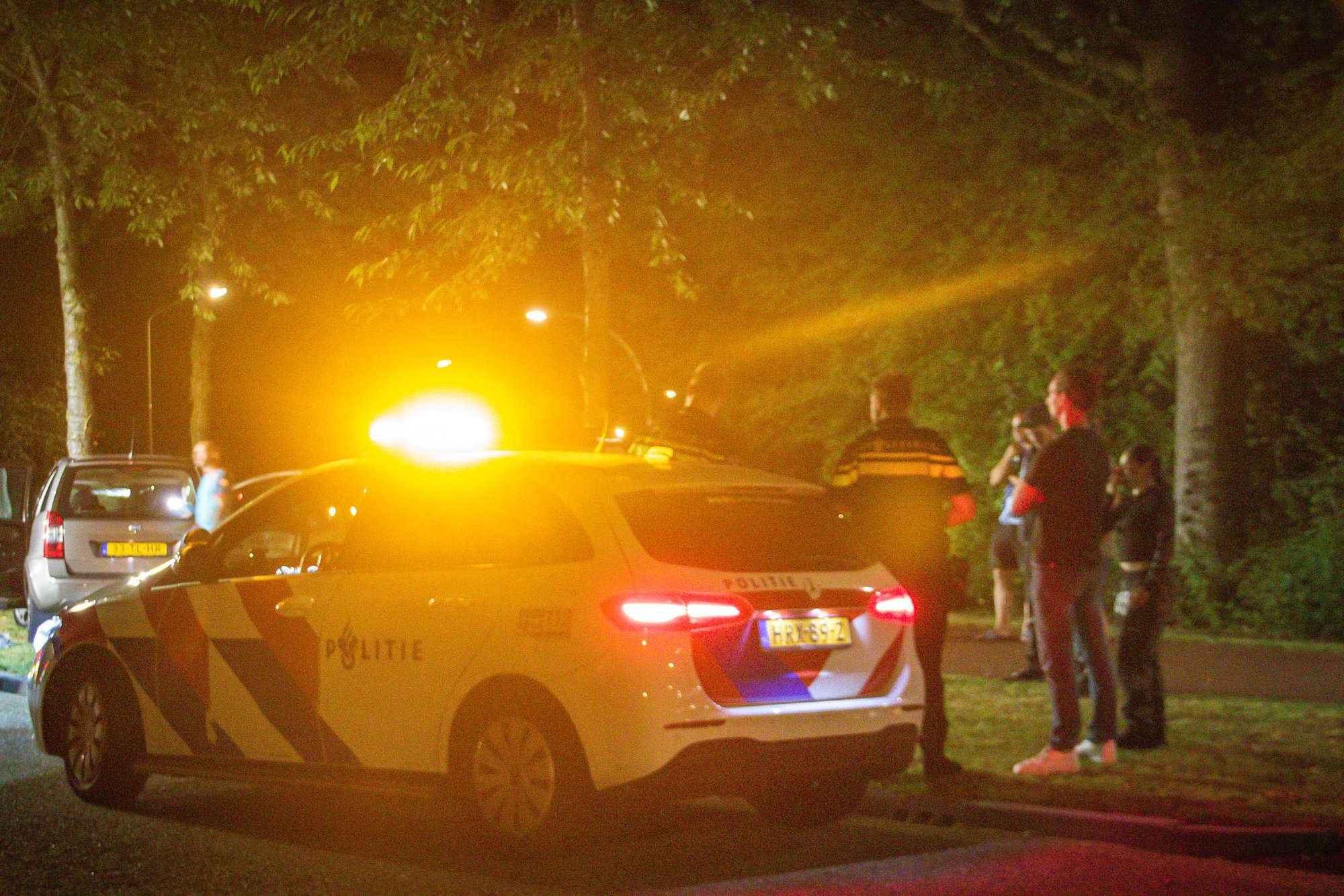 Auto botst tegen boom op Kempenaar in Lelystad, bestuurder aangehouden
