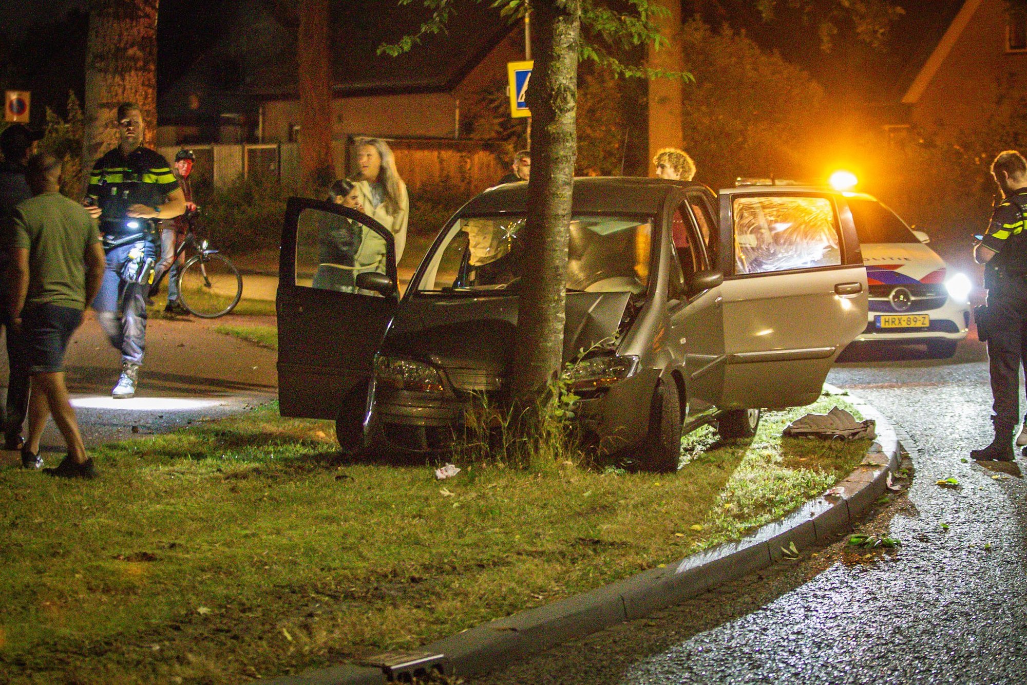 Auto botst tegen boom op Kempenaar in Lelystad, bestuurder aangehouden