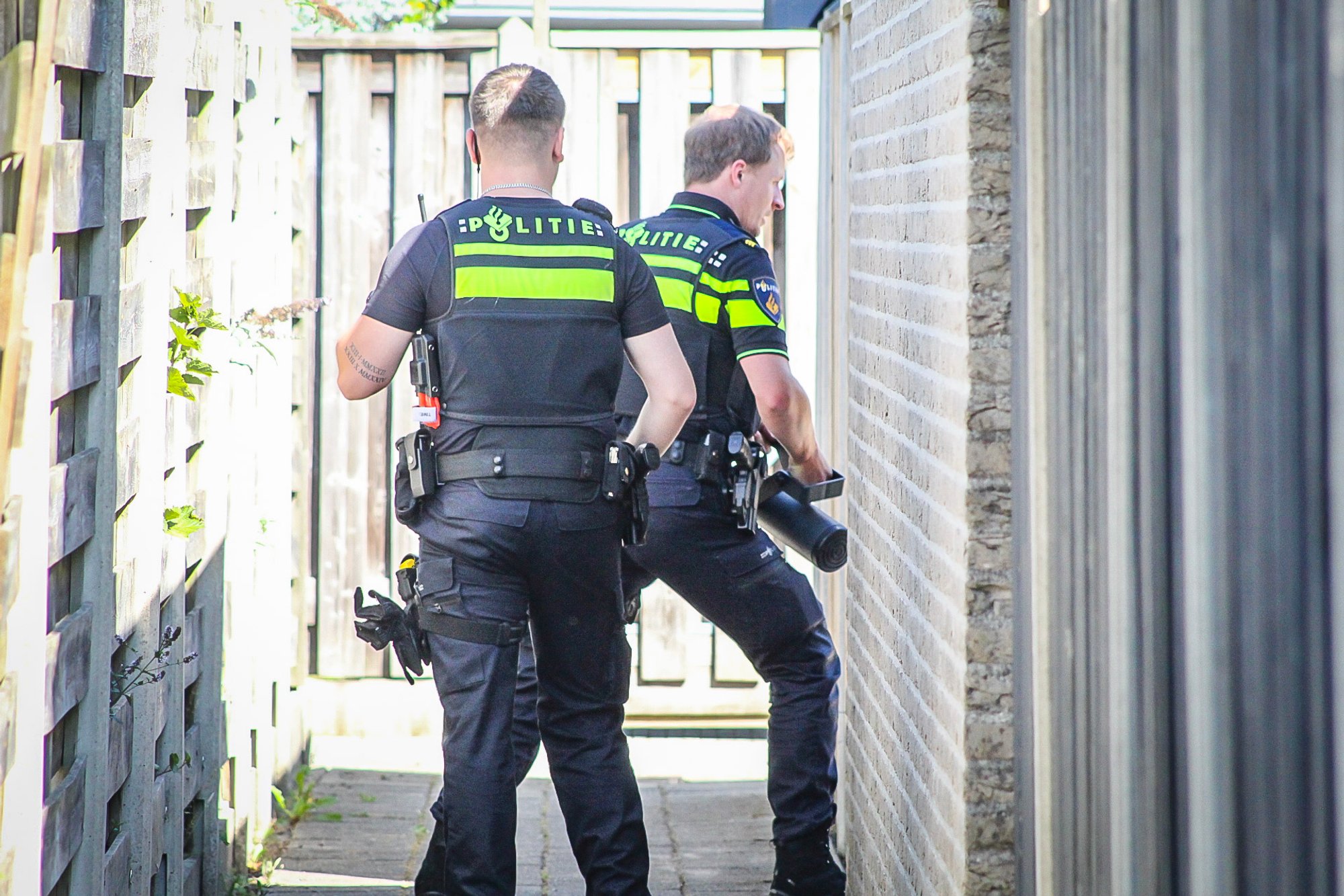 Brand in bijkeuken snel onder controle, politie forceert toegang tot woning in Emmeloord