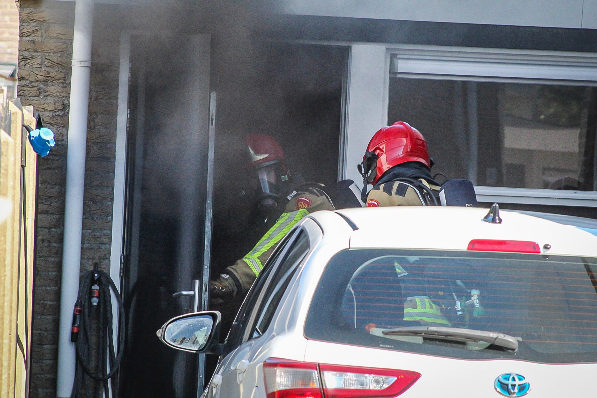 Brand in bijkeuken snel onder controle, politie forceert toegang tot woning in Emmeloord