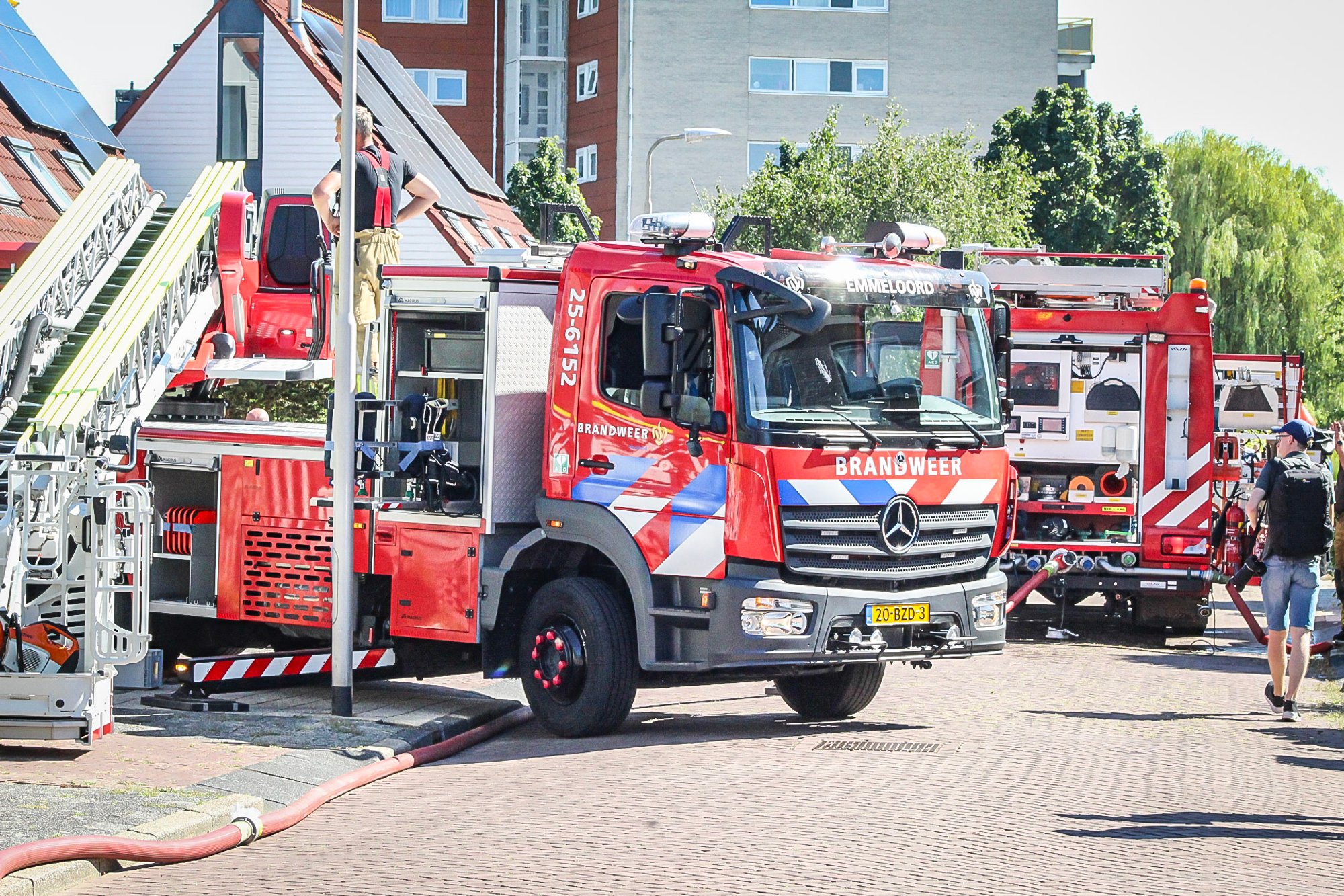 Brand in bijkeuken snel onder controle, politie forceert toegang tot woning in Emmeloord