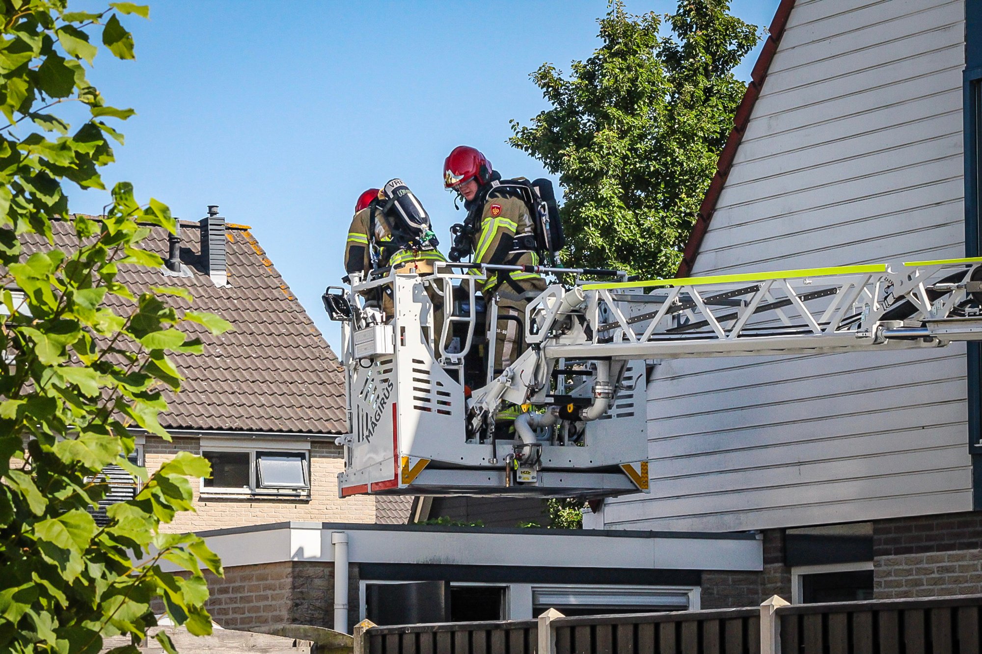 Brand in bijkeuken snel onder controle, politie forceert toegang tot woning in Emmeloord