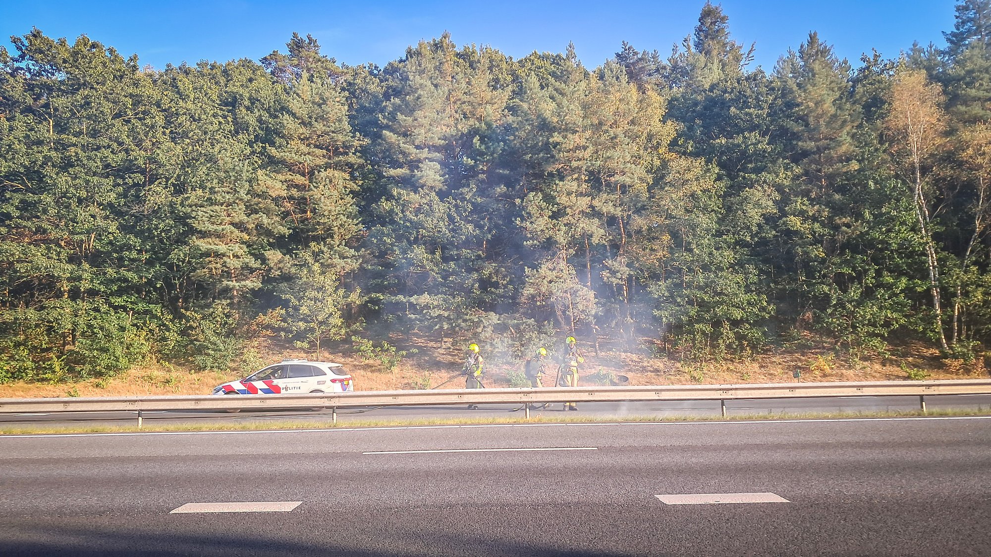 Brand in middenberm van A28 bij Nunspeet