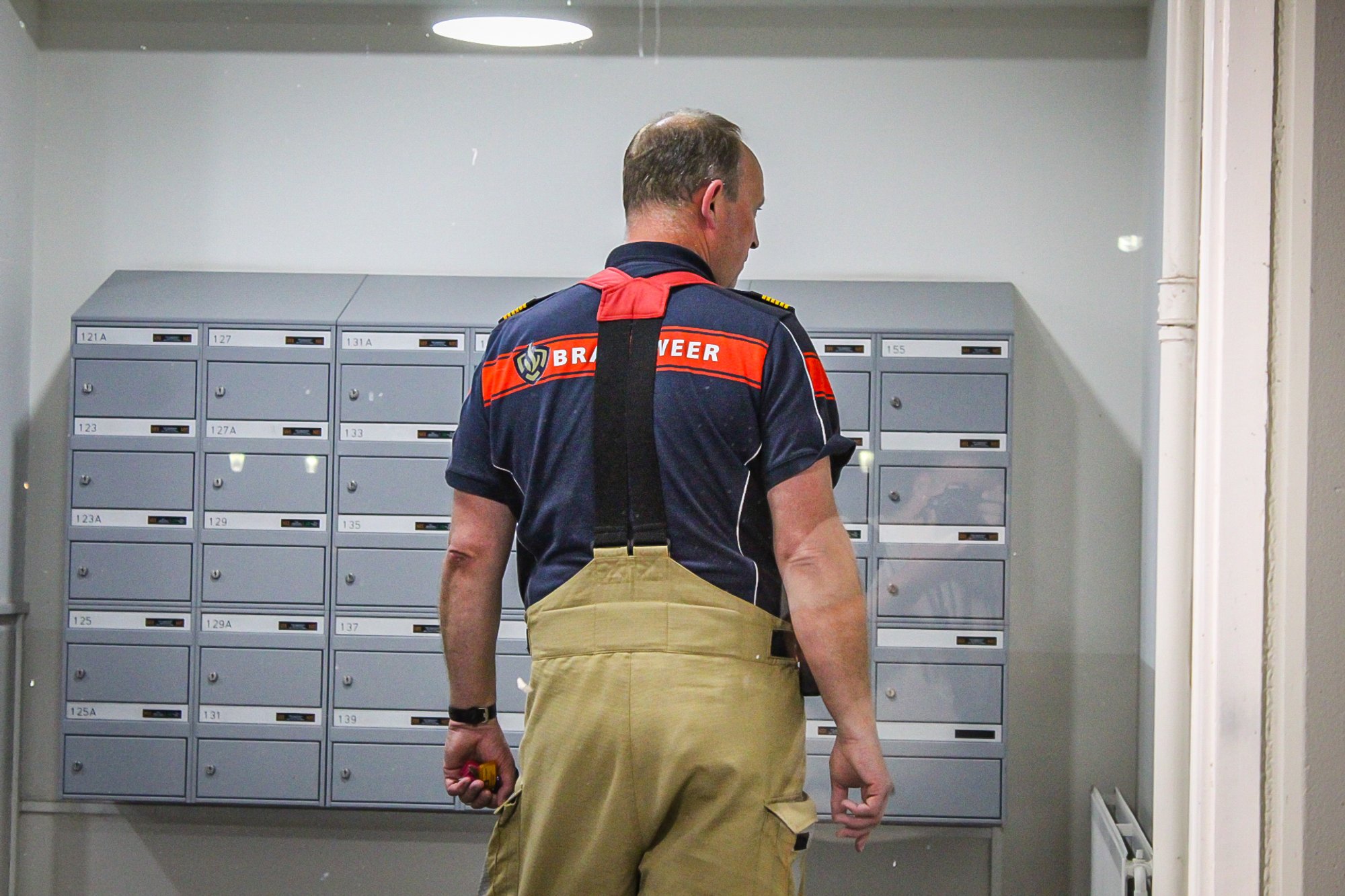 Brandweer bevrijdt personen uit vastgelopen lift aan Schermerslaan in Zeist