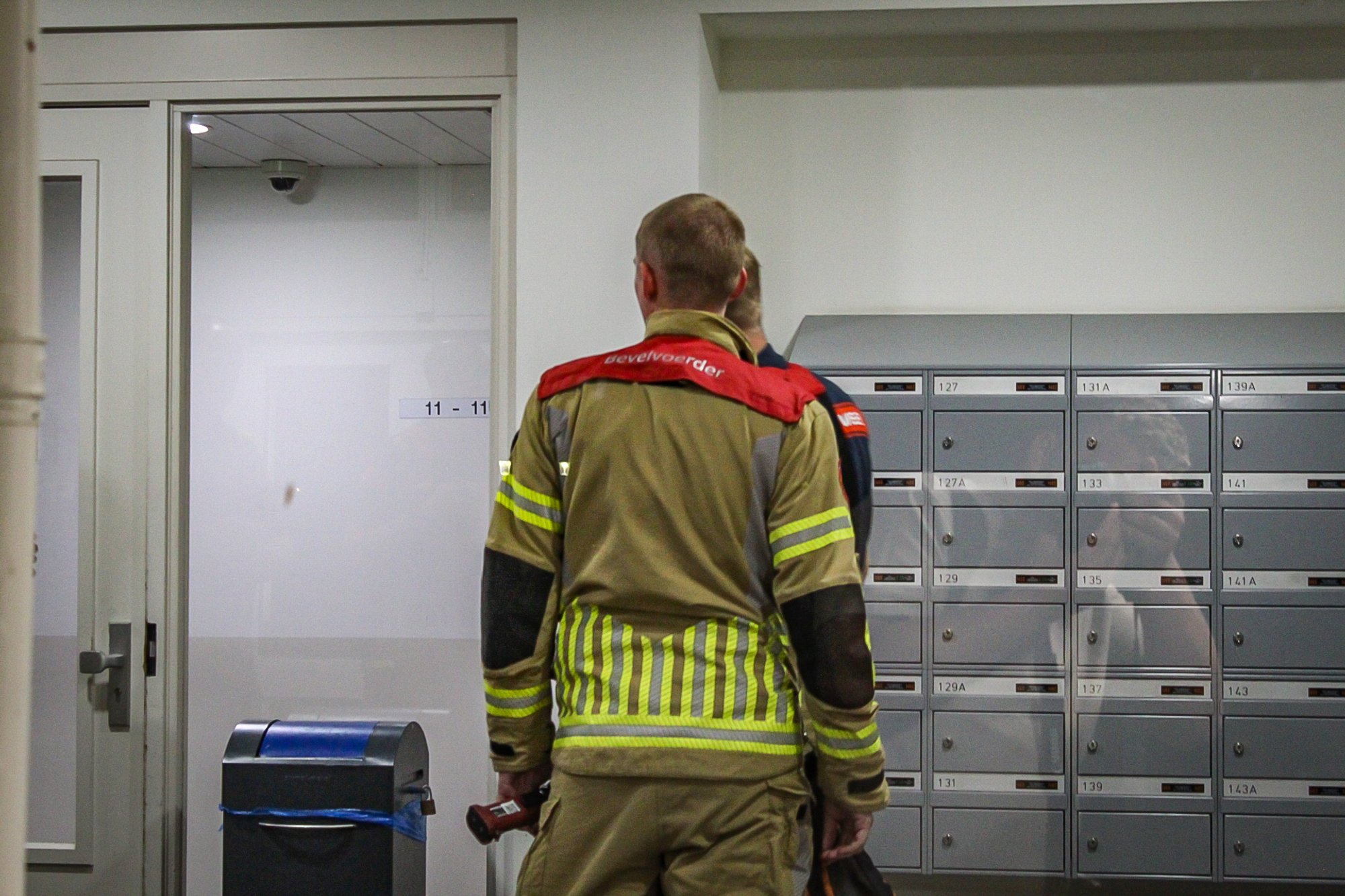 Brandweer bevrijdt personen uit vastgelopen lift aan Schermerslaan in Zeist