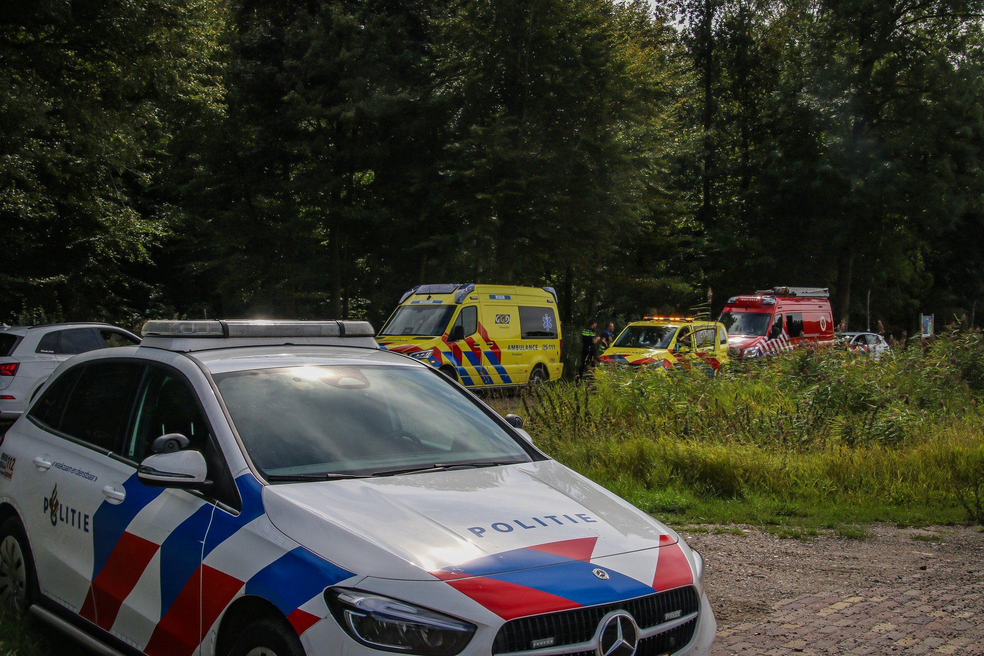 Brandweer helpt persoon uit Larservaart in Lelystad