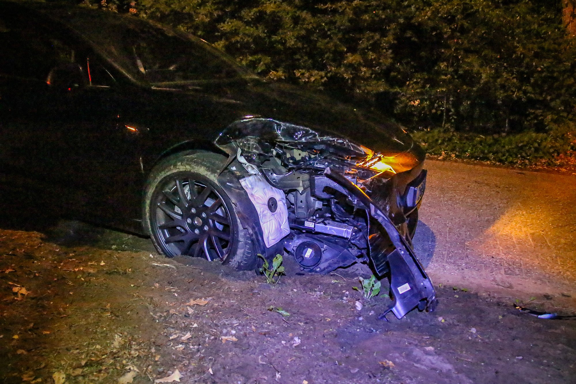 Dronken persoon rijdt met auto tegen boom in Rosmalen