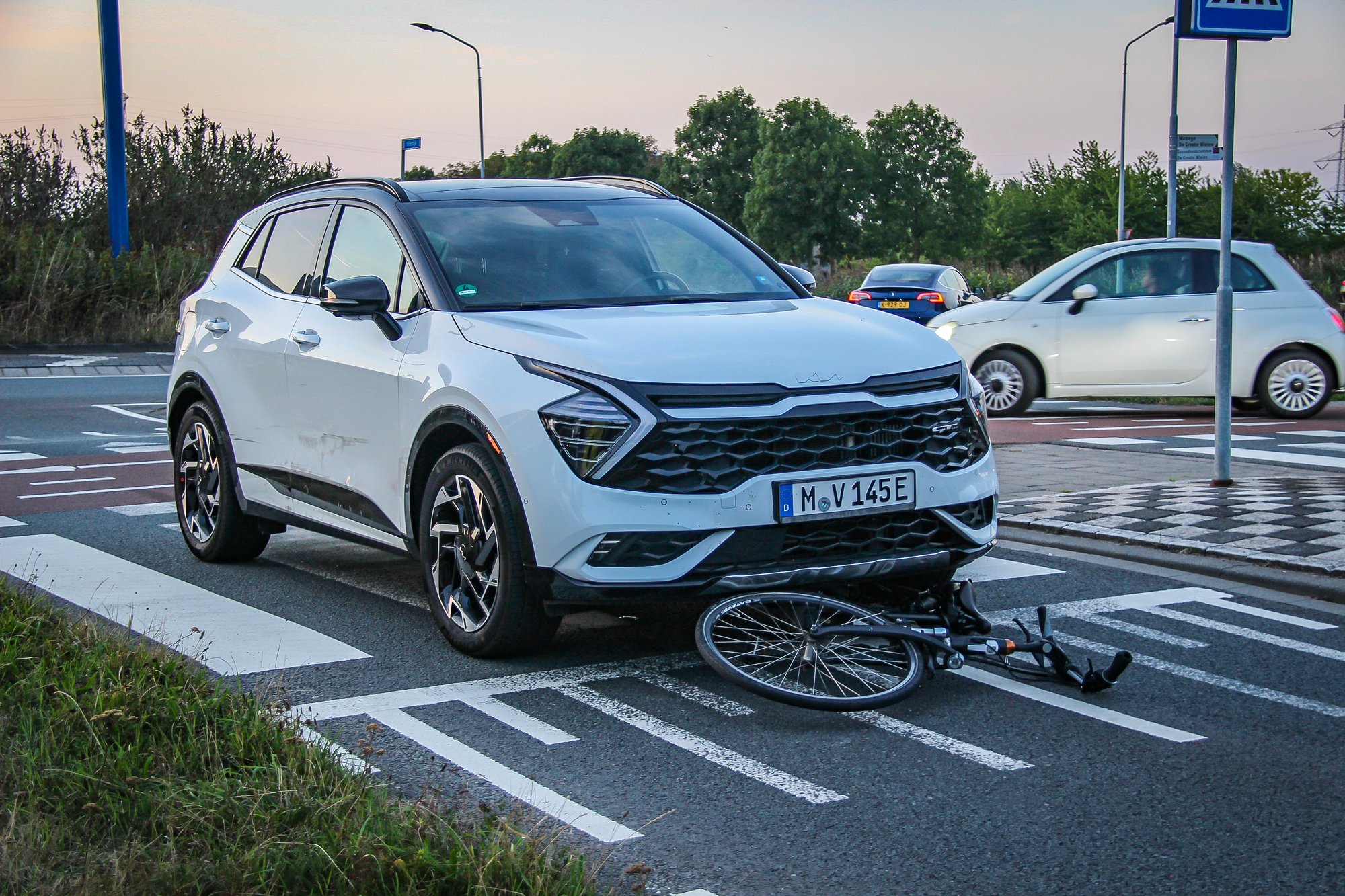 Fietser geschept door auto op Vlietdijk in Rosmalen