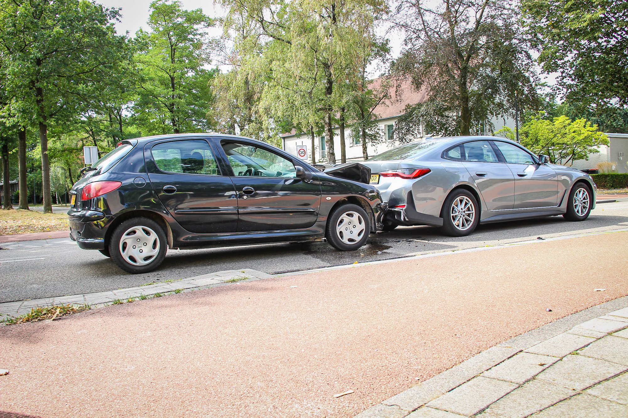 Kop-staartbotsing met twee auto’s op Burgemeester Mazairaclaan in Rosmalen