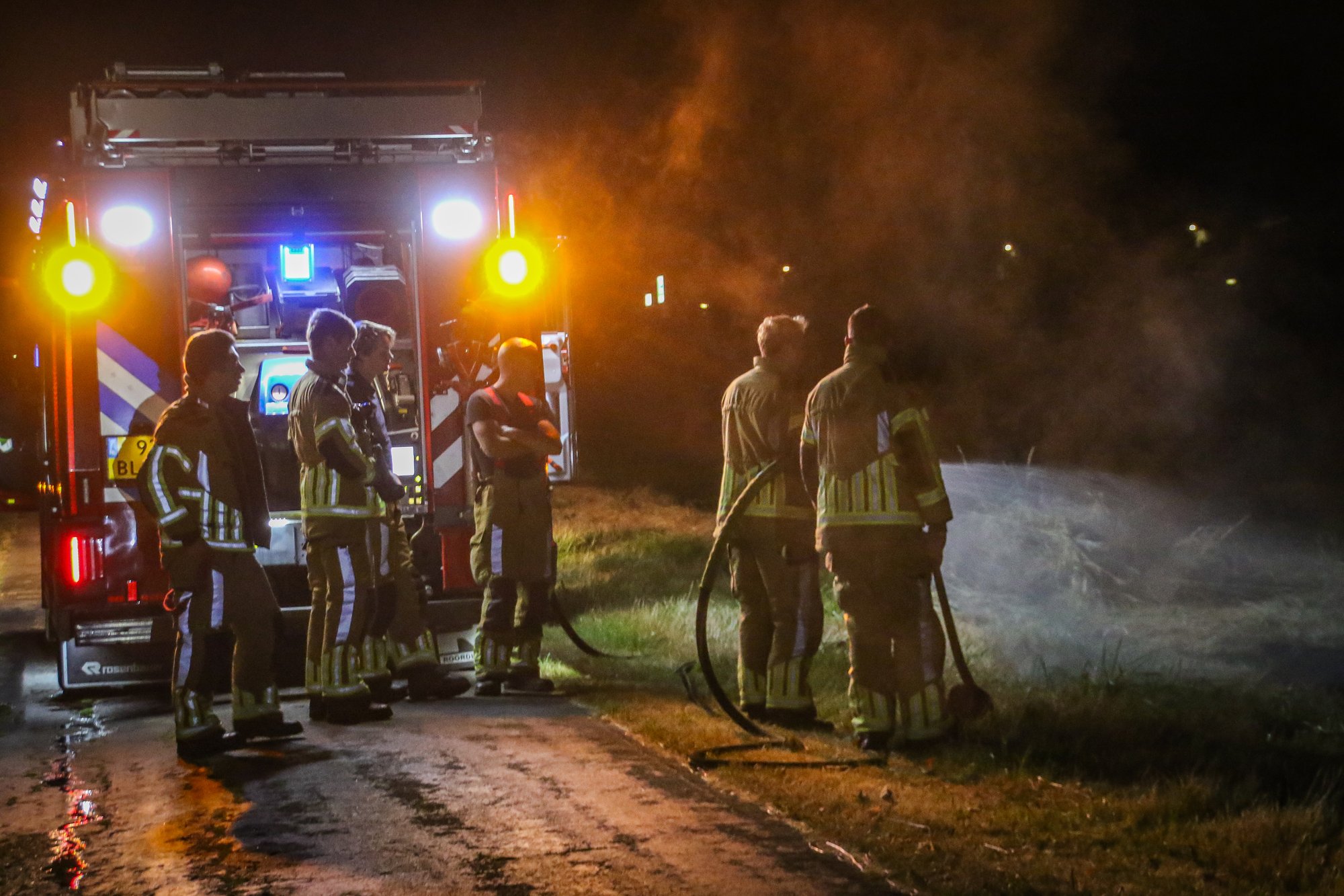 Persfotograaf blust eerste brandhaard bij buitenbrand in Almere