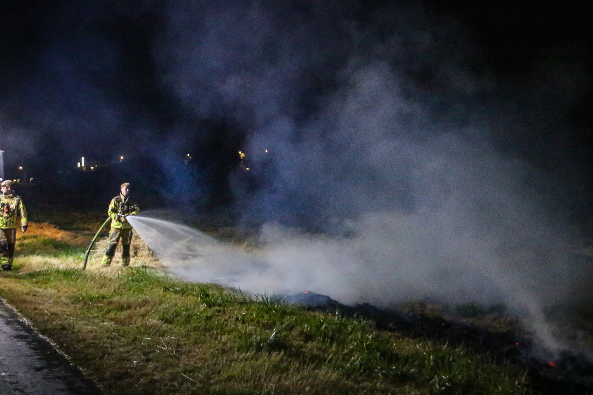 Persfotograaf blust eerste brandhaard bij buitenbrand in Almere