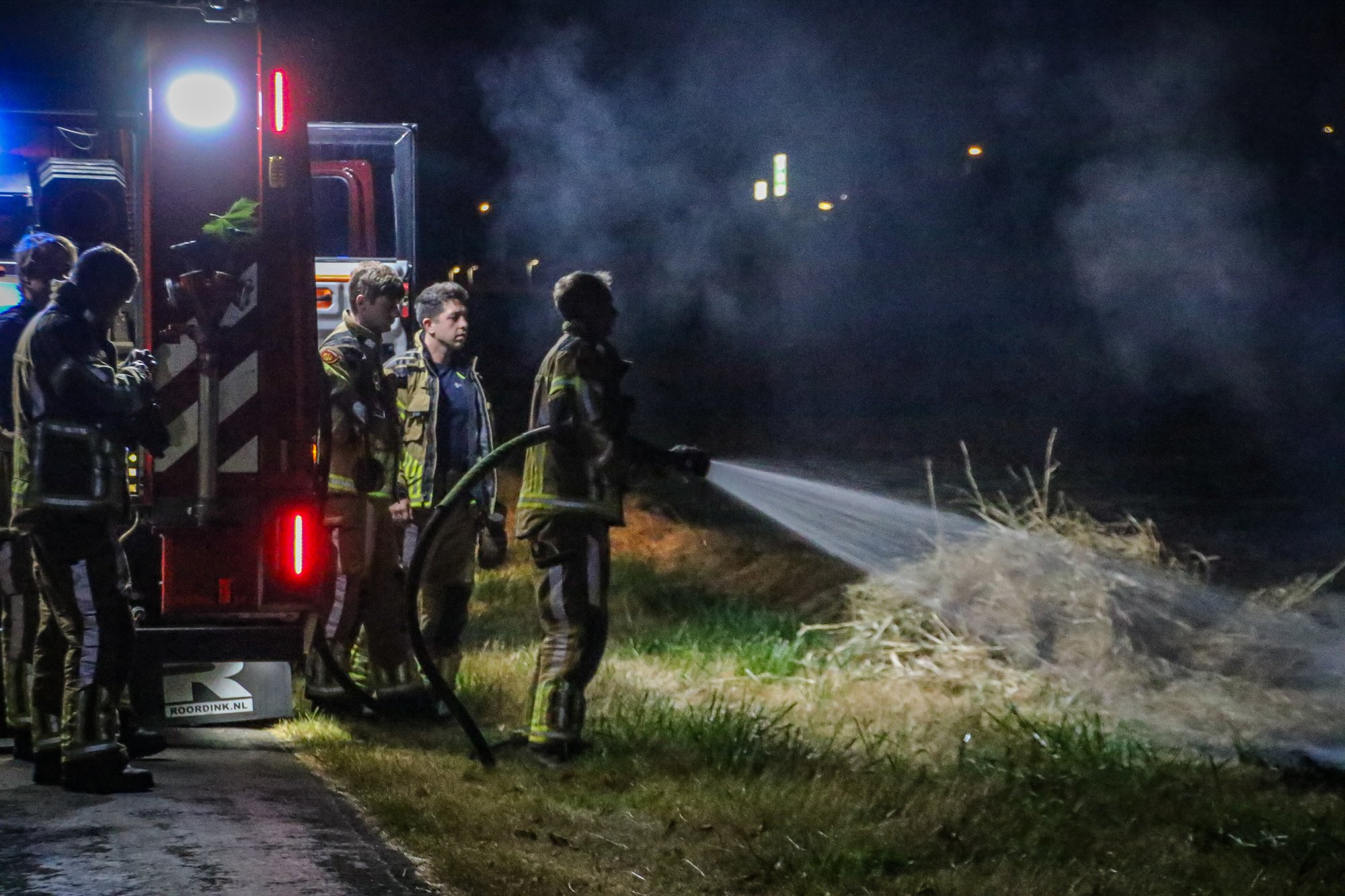 Persfotograaf blust eerste brandhaard bij buitenbrand in Almere