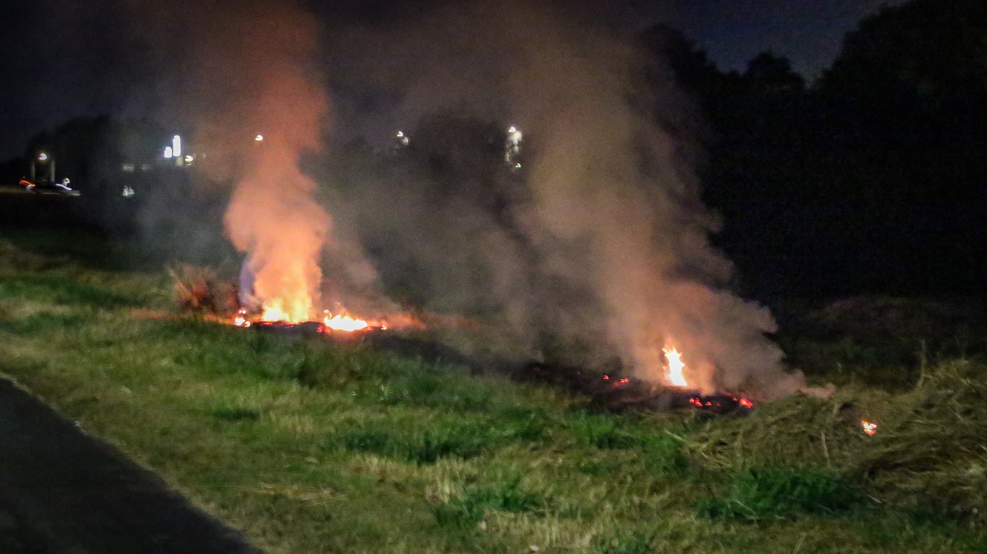 Persfotograaf blust eerste brandhaard bij buitenbrand in Almere
