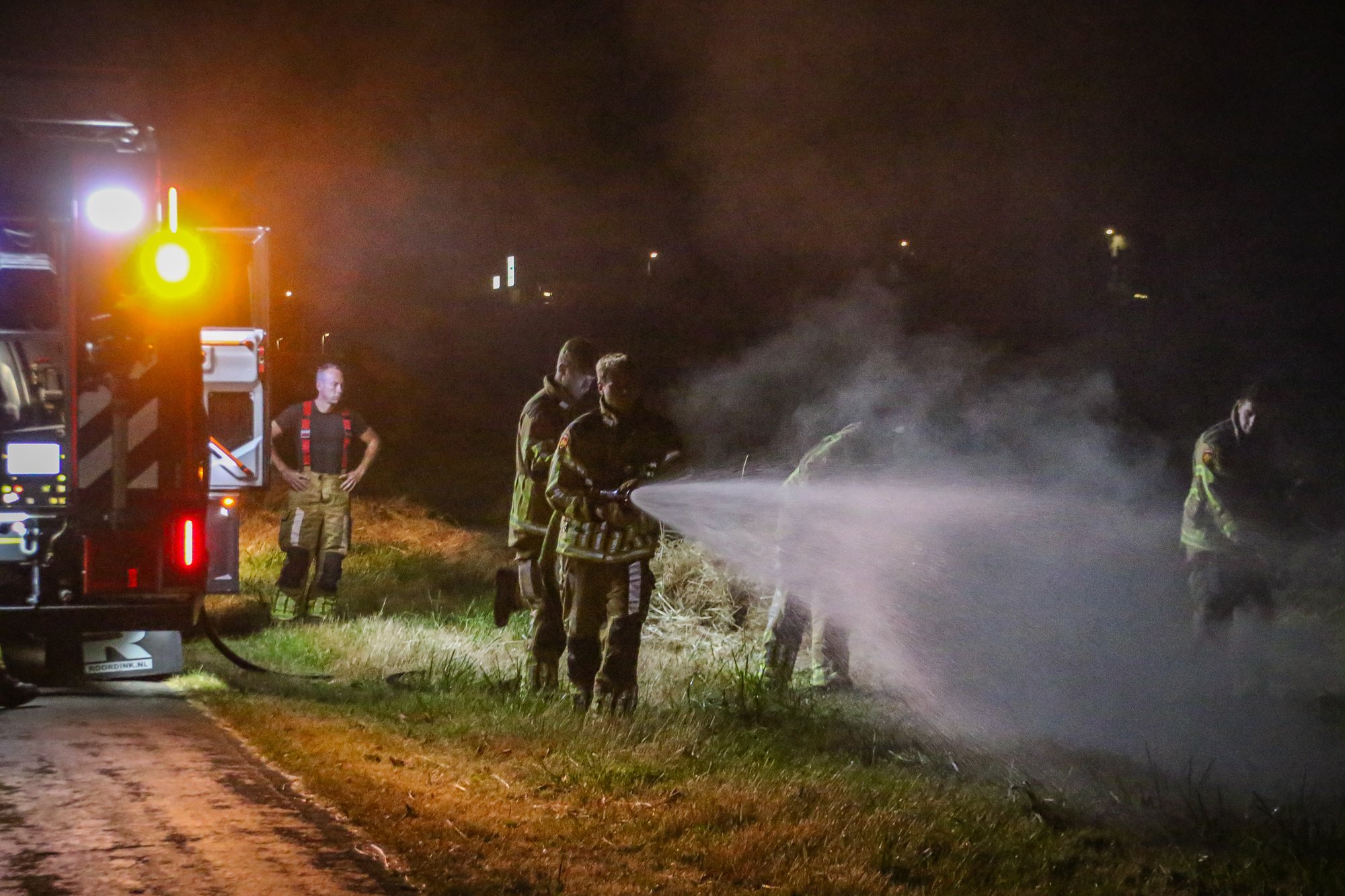 Persfotograaf blust eerste brandhaard bij buitenbrand in Almere