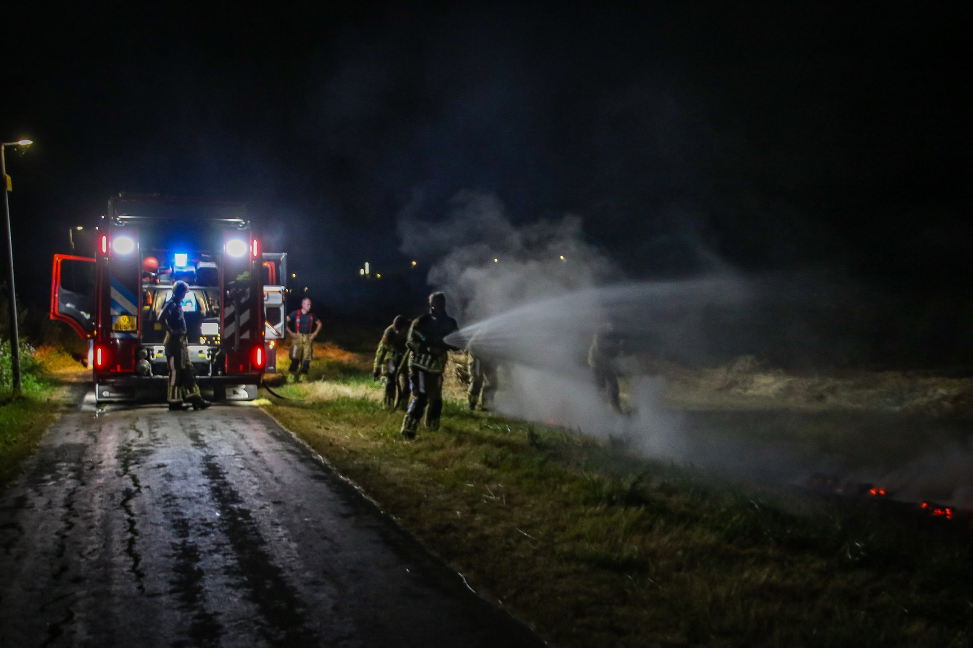 Persfotograaf blust eerste brandhaard bij buitenbrand in Almere
