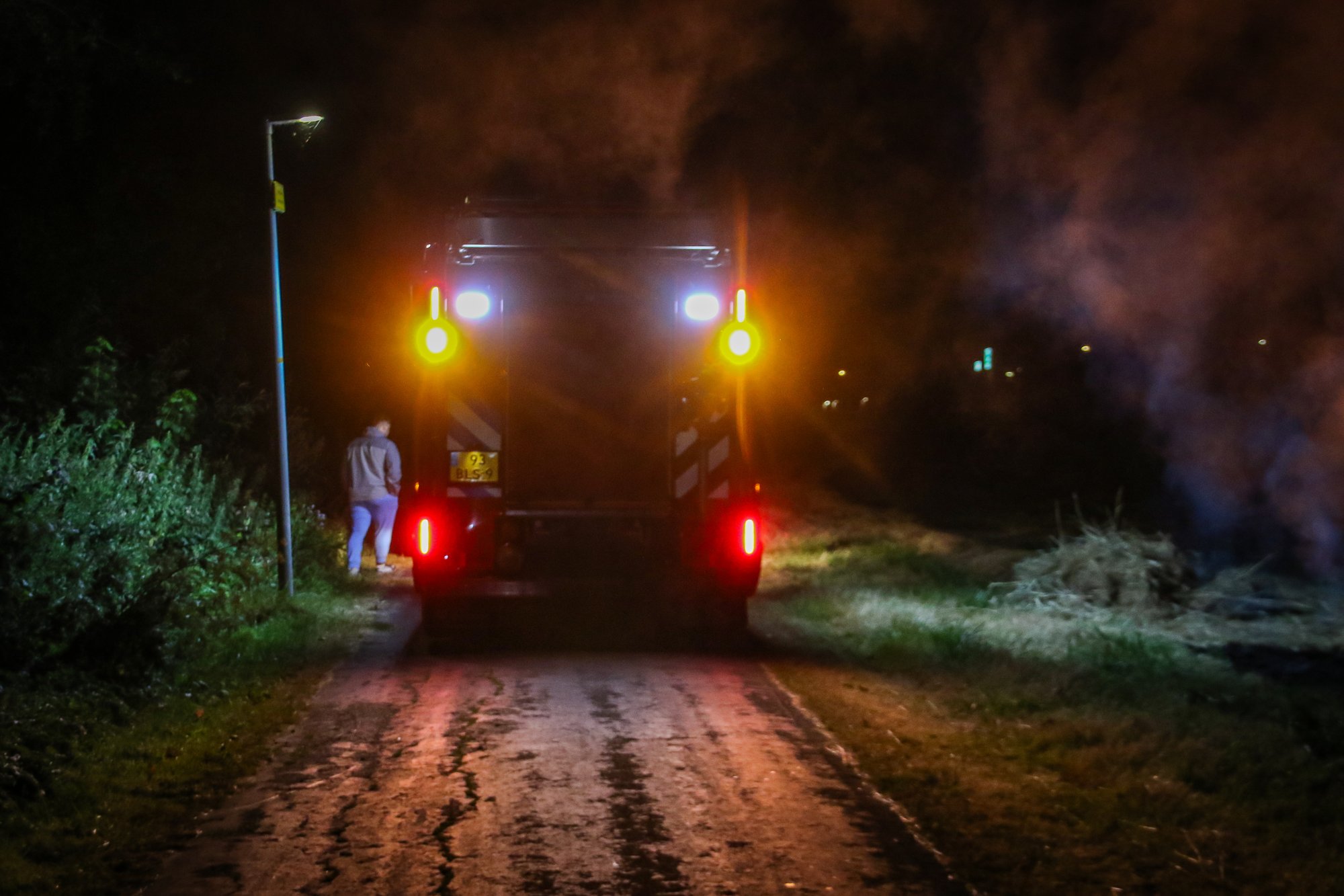 Persfotograaf blust eerste brandhaard bij buitenbrand in Almere