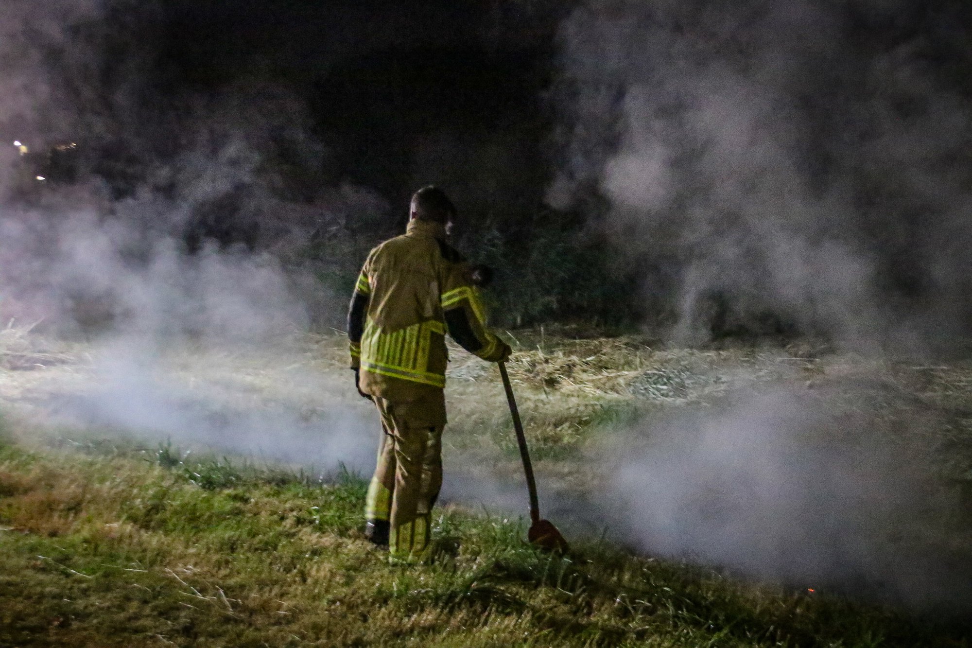 Persfotograaf blust eerste brandhaard bij buitenbrand in Almere