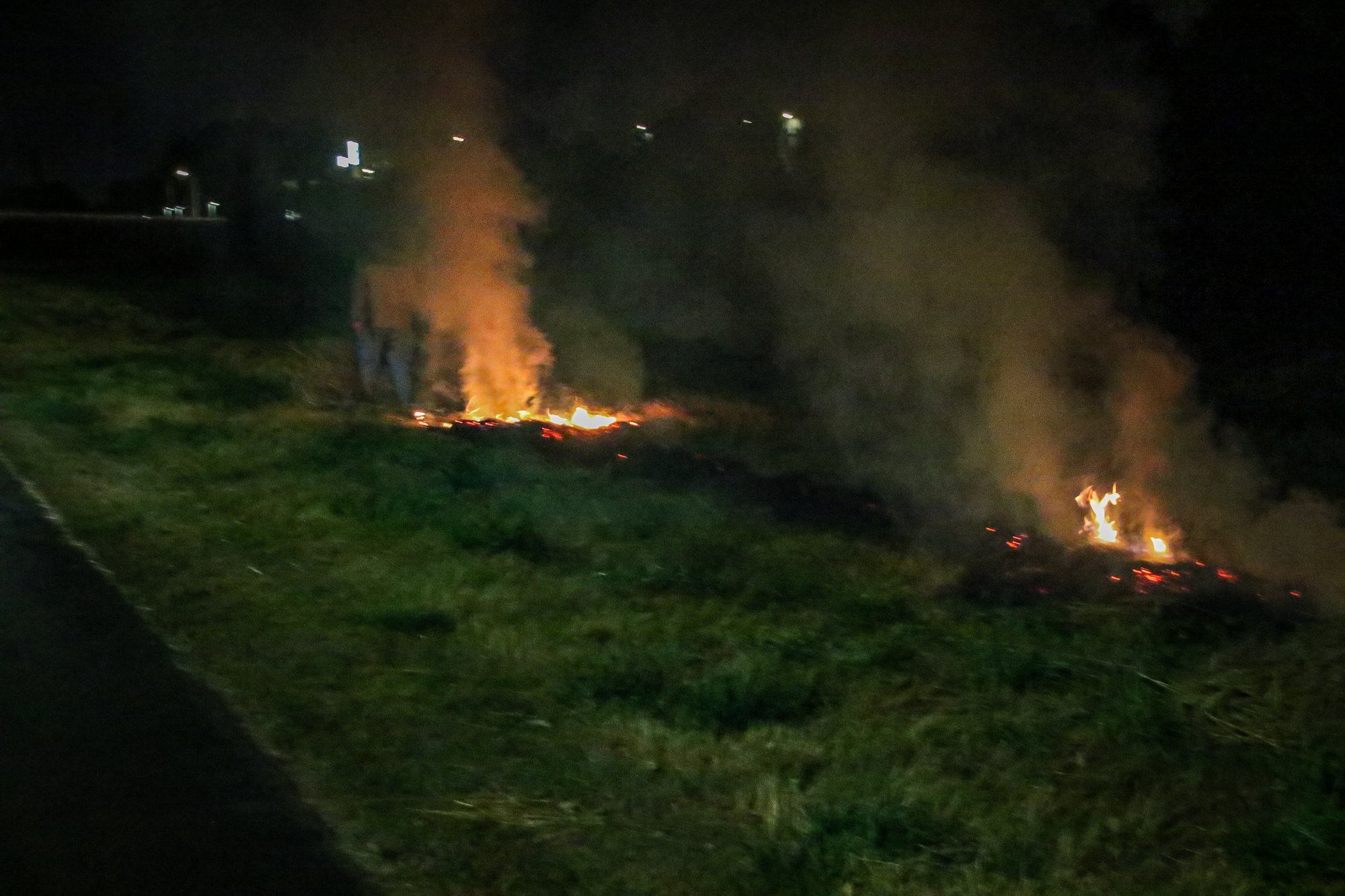 Persfotograaf blust eerste brandhaard bij buitenbrand in Almere