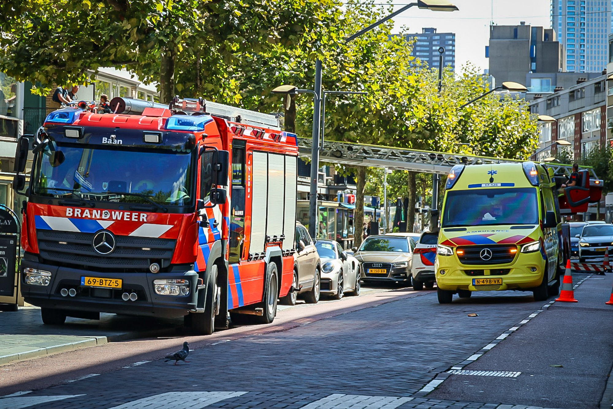 Persoon door brandweer uit woning gehesen in Rotterdam