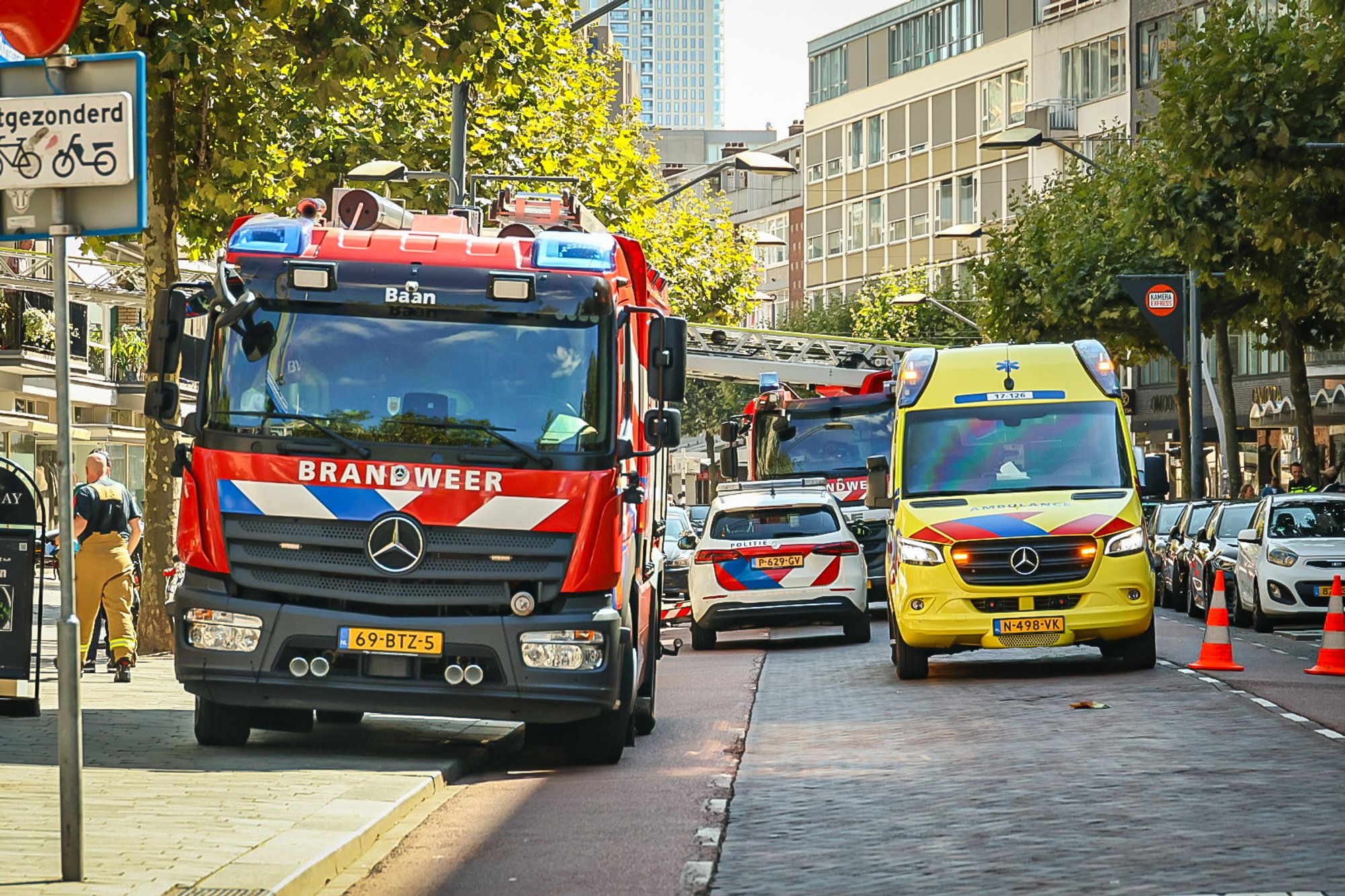 Persoon door brandweer uit woning gehesen in Rotterdam