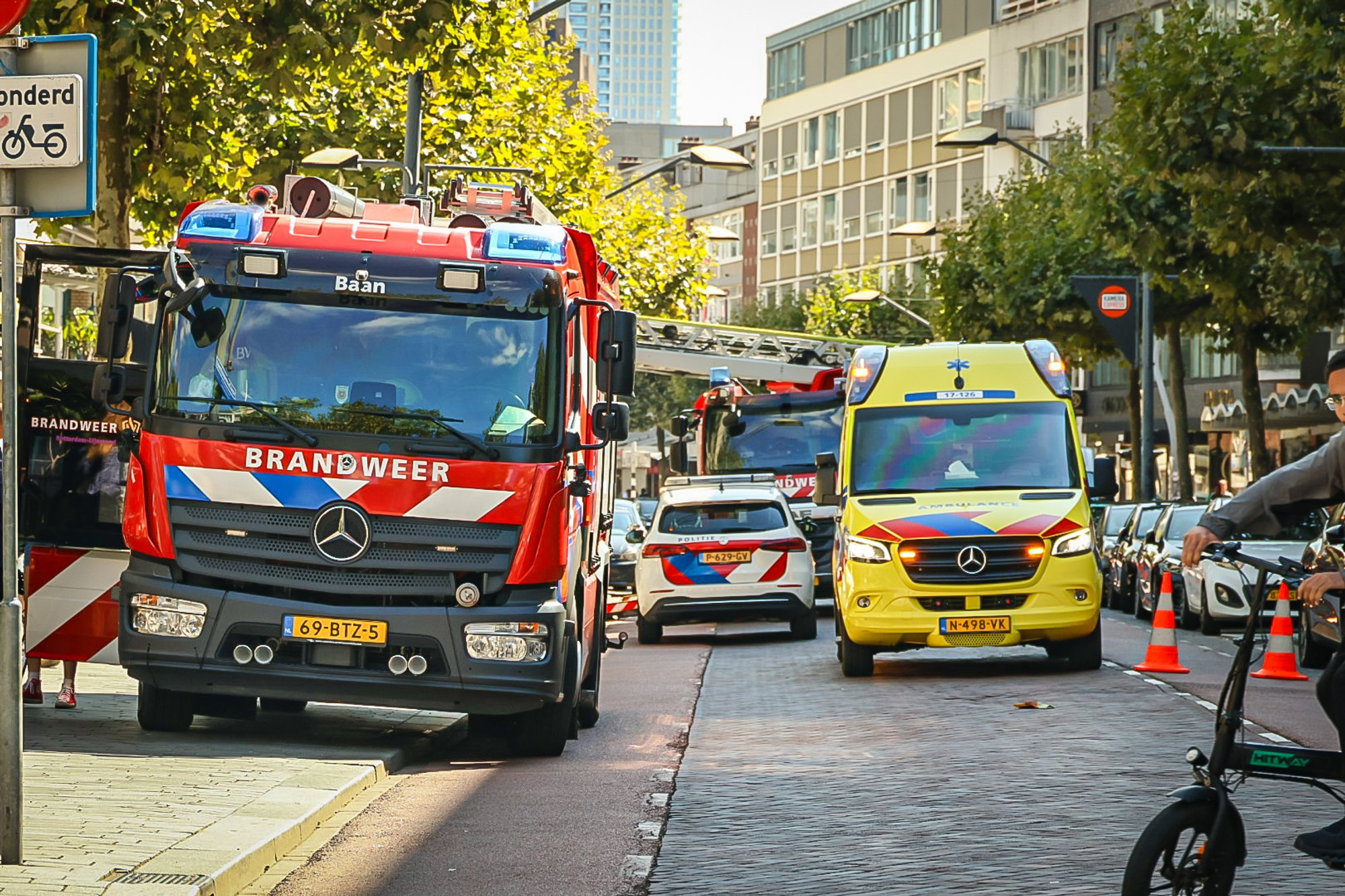 Persoon door brandweer uit woning gehesen in Rotterdam
