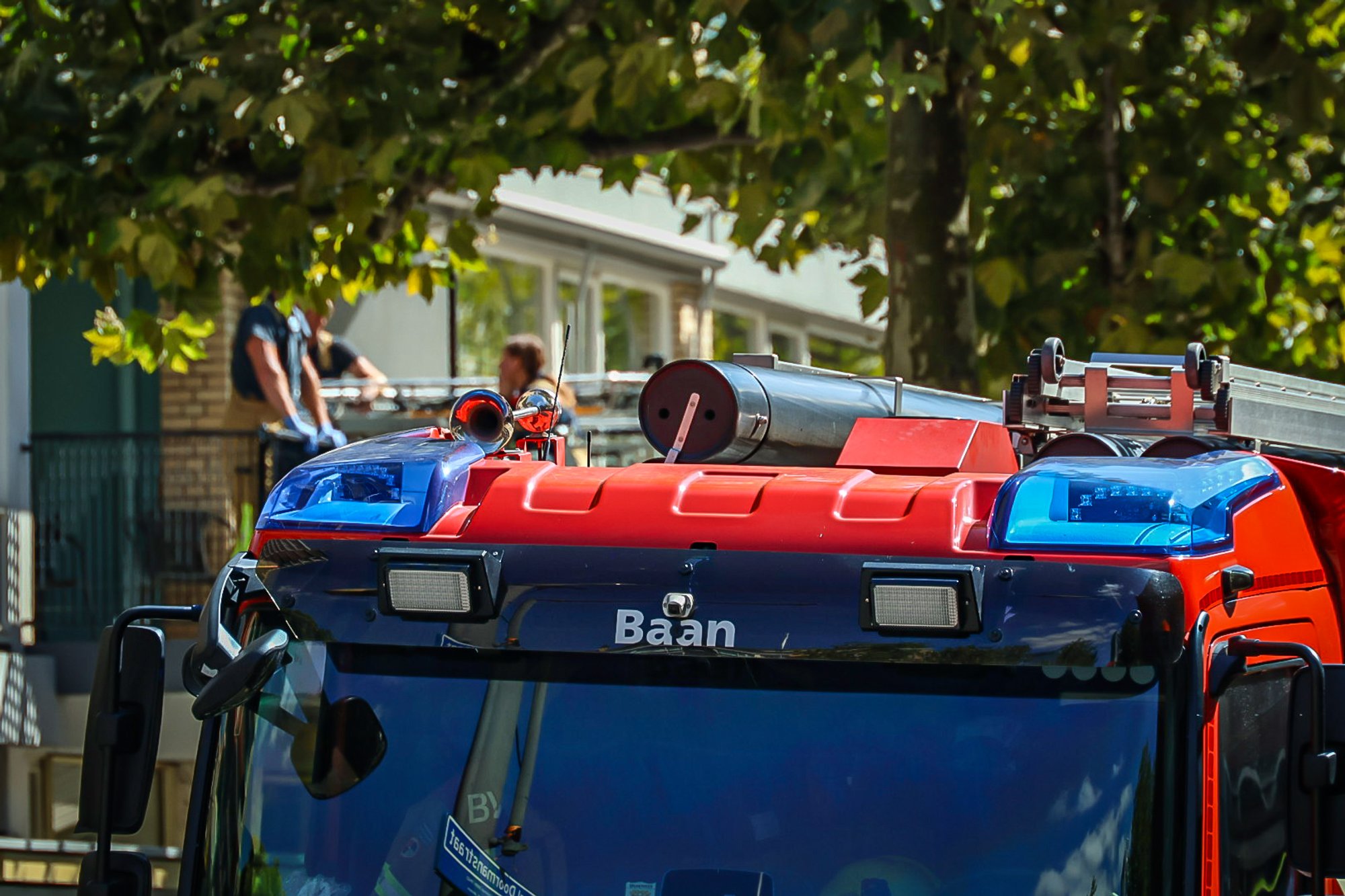 Persoon door brandweer uit woning gehesen in Rotterdam