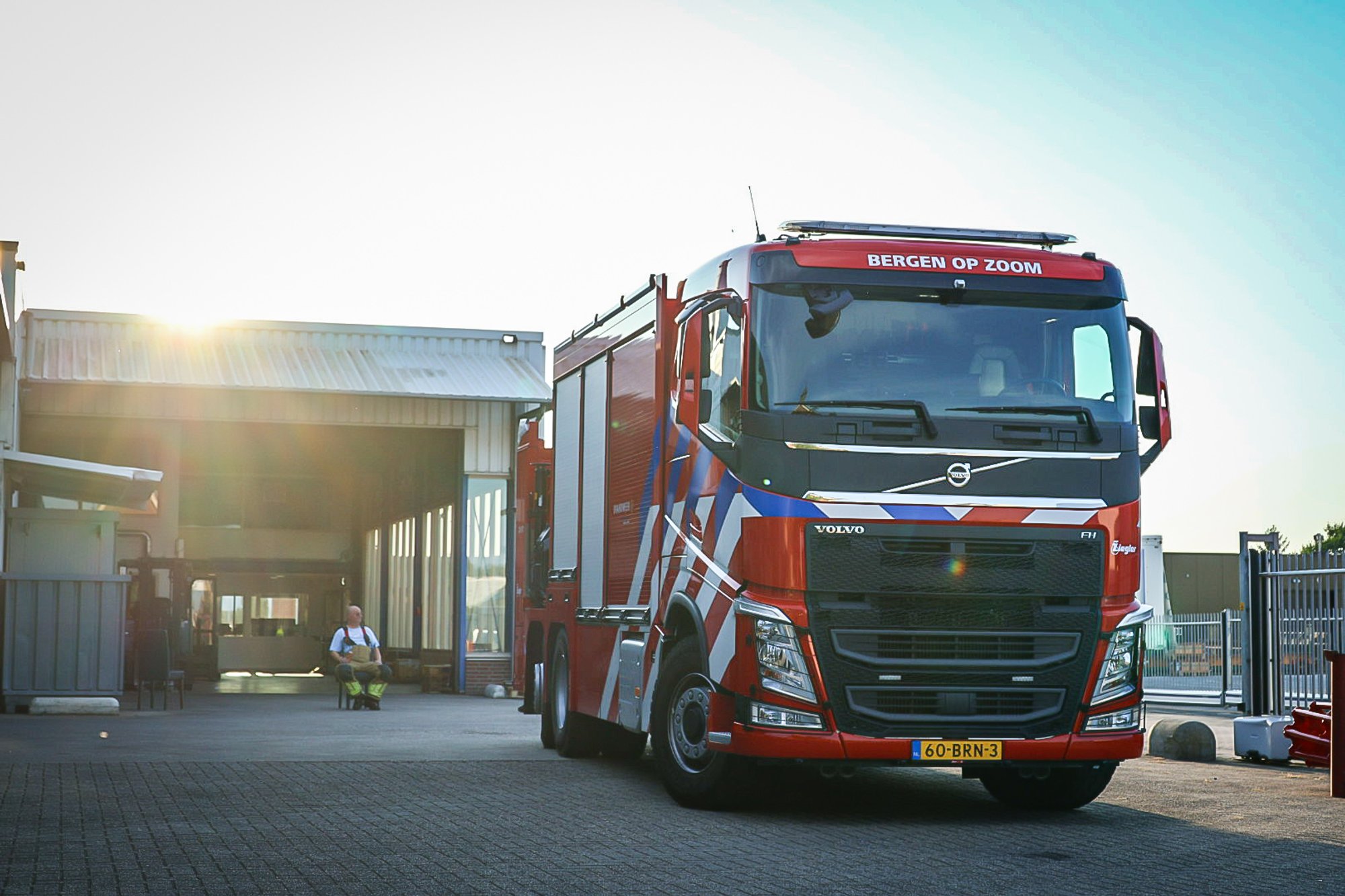 Persoon met vingers vast in blauwe cilinder in Steenbergen