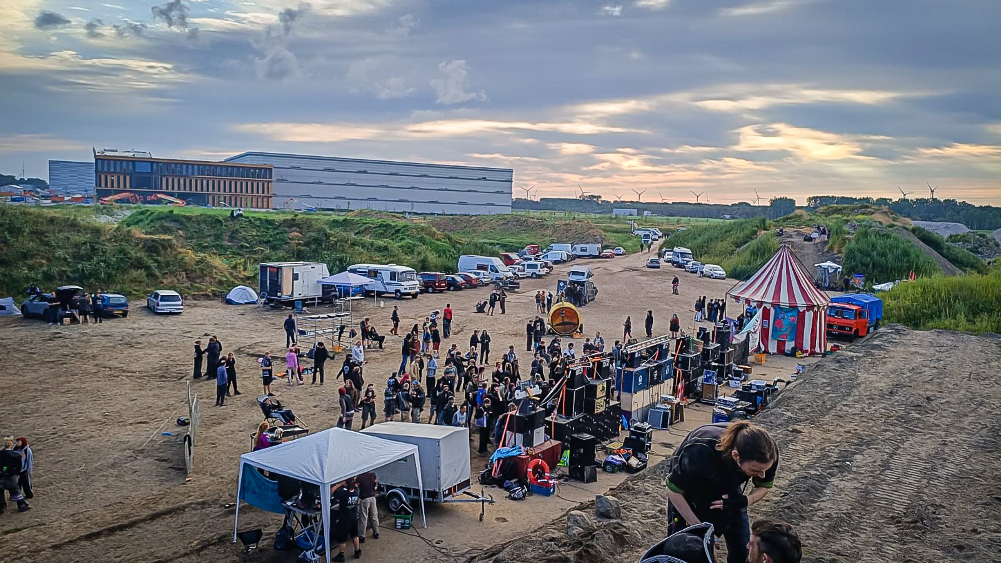 Politie beëindigt illegaal feest bij Lelystad, beelden tonen nachtelijke rave