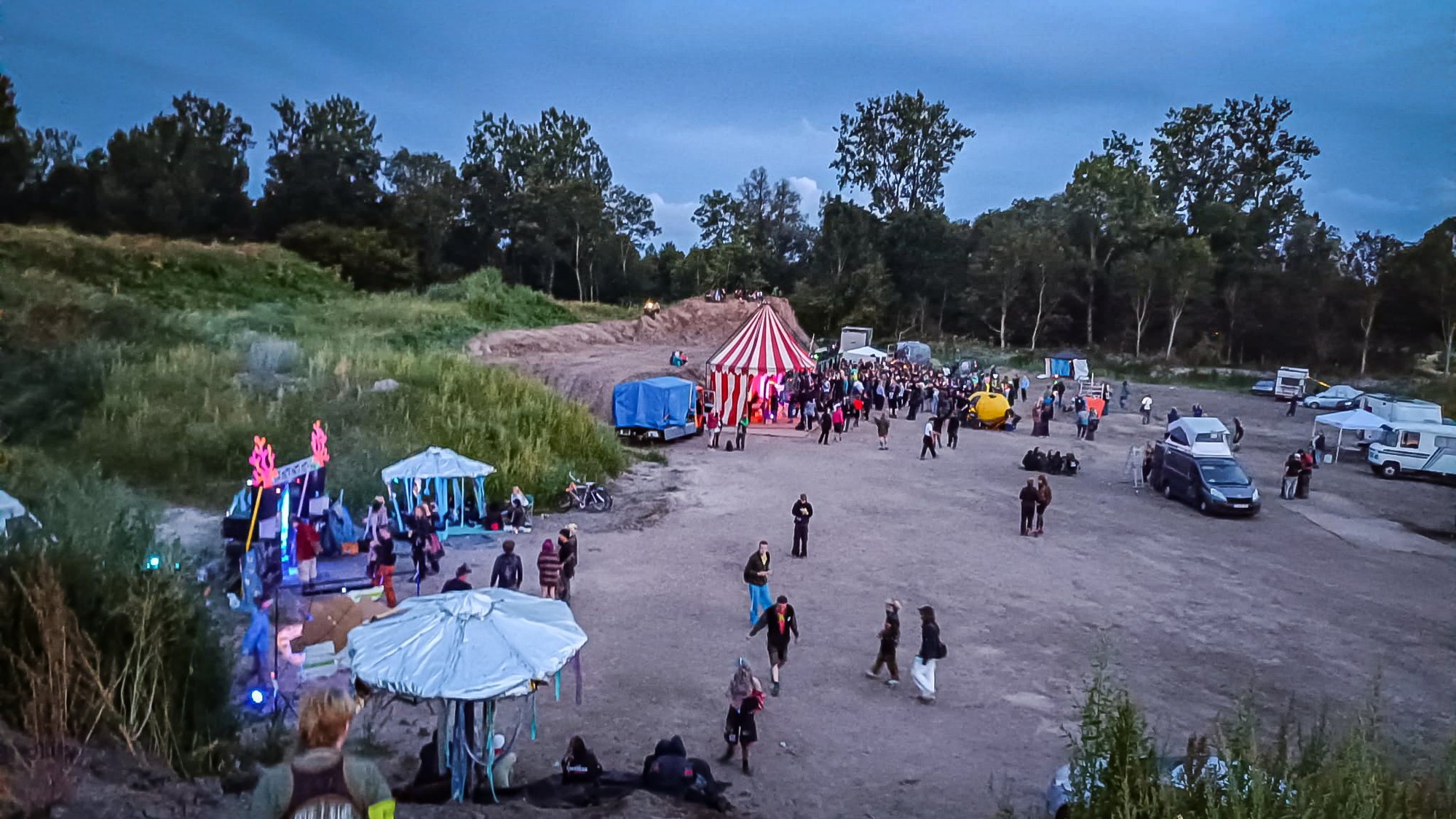 Politie beëindigt illegaal feest bij Lelystad, beelden tonen nachtelijke rave