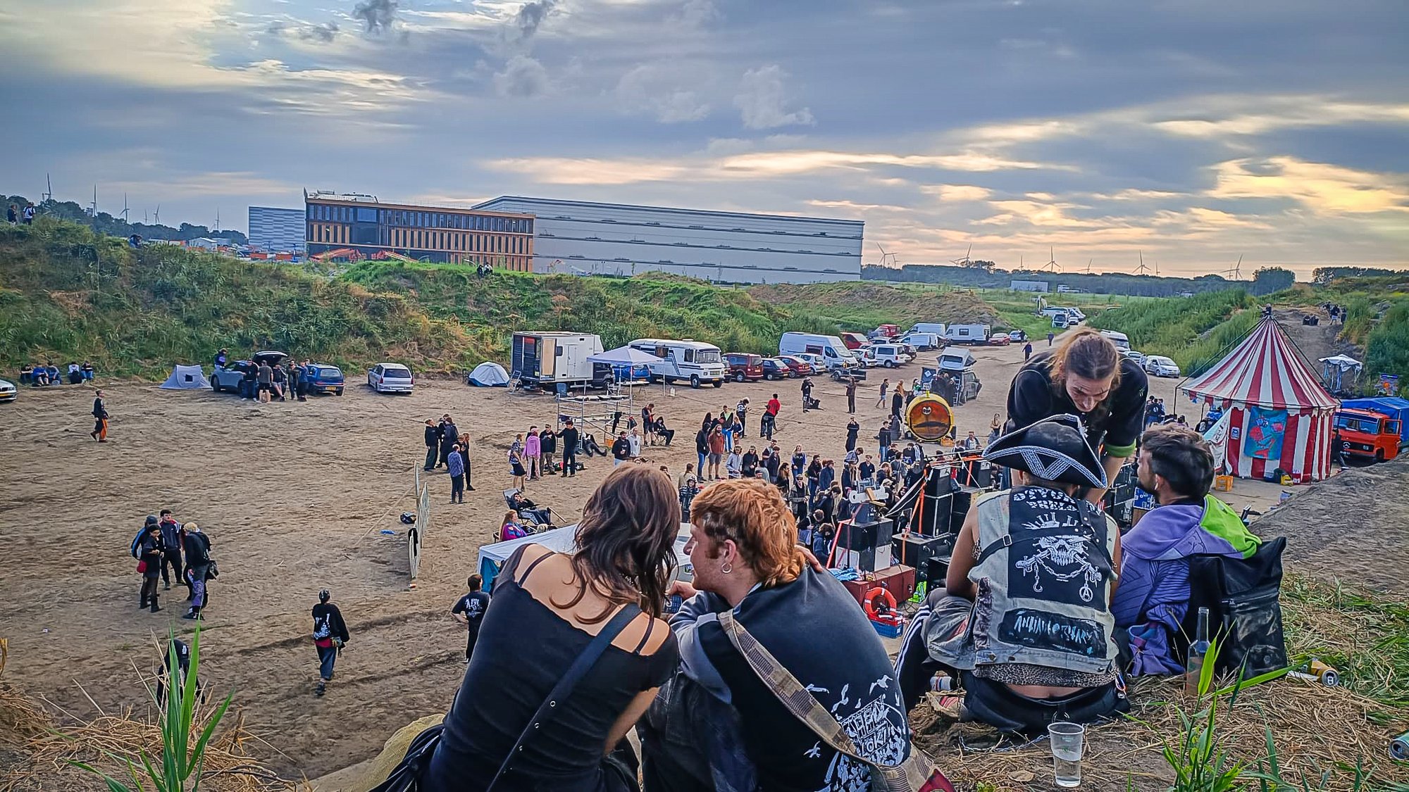 Politie beëindigt illegaal feest bij Lelystad, beelden tonen nachtelijke rave