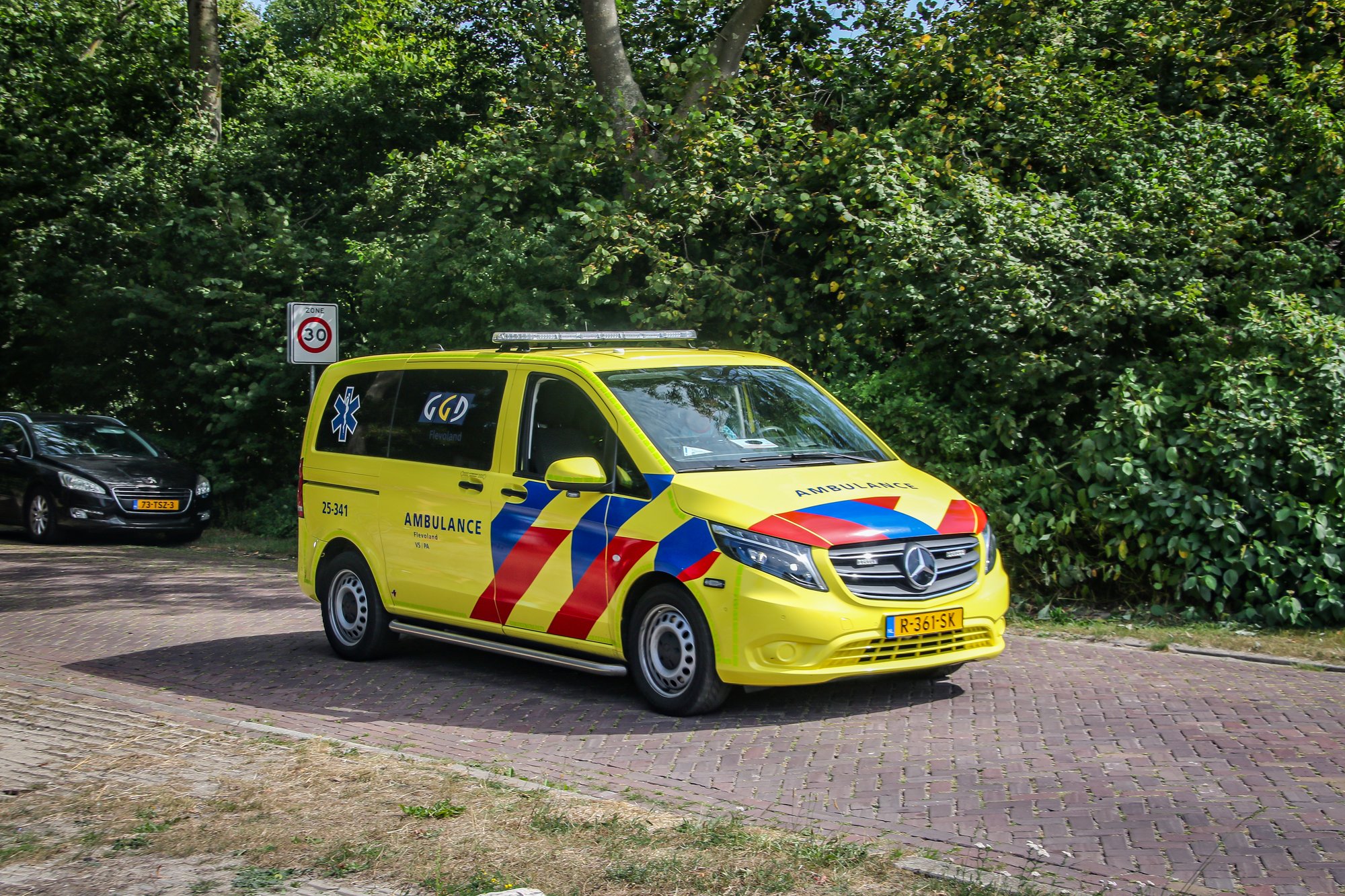 Reanimatie in Oostrandpark Lelystad, traumahelikopter landt