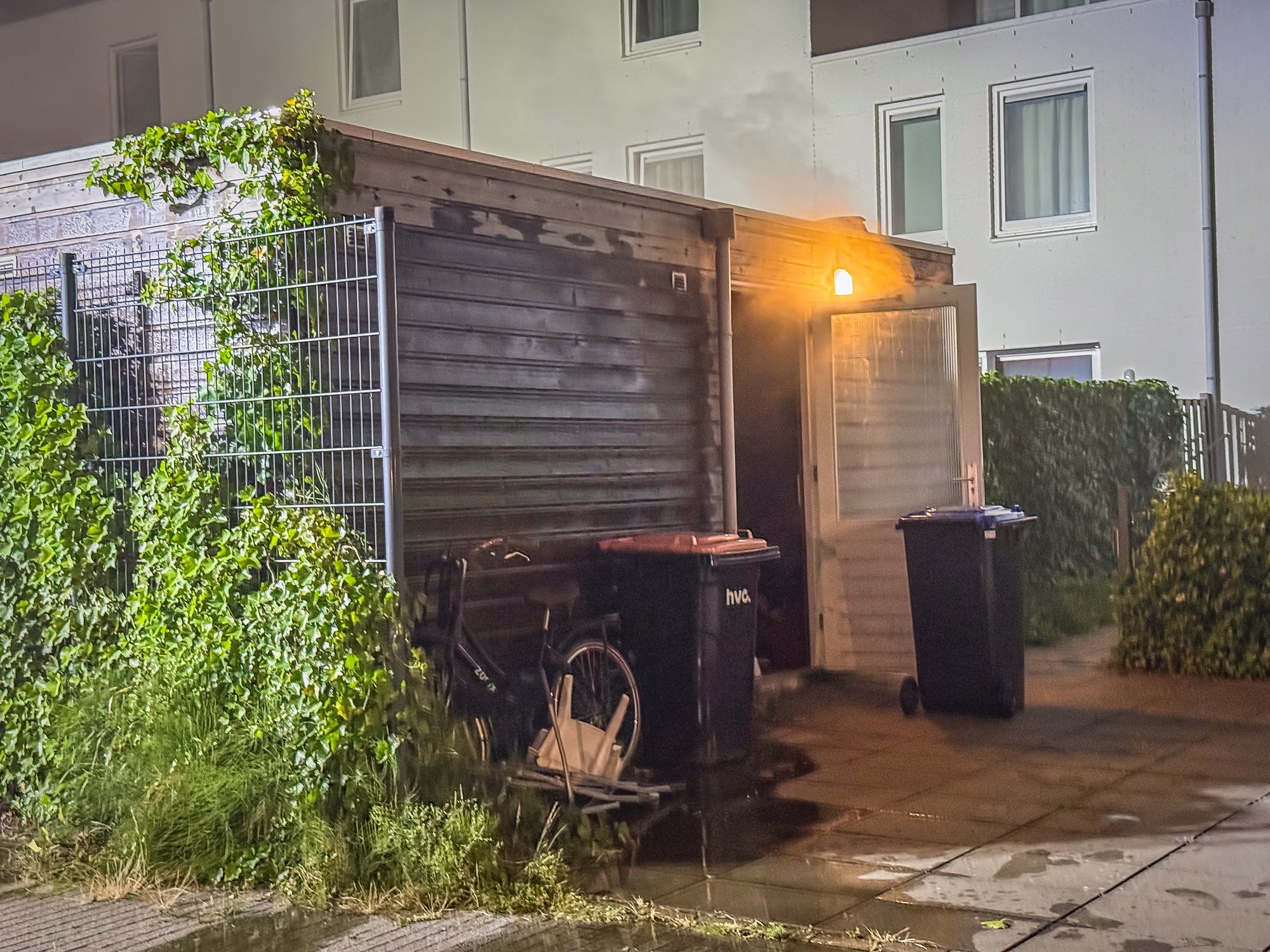 Schuurbrand slaat over naar naastgelegen schuur in Lelystad