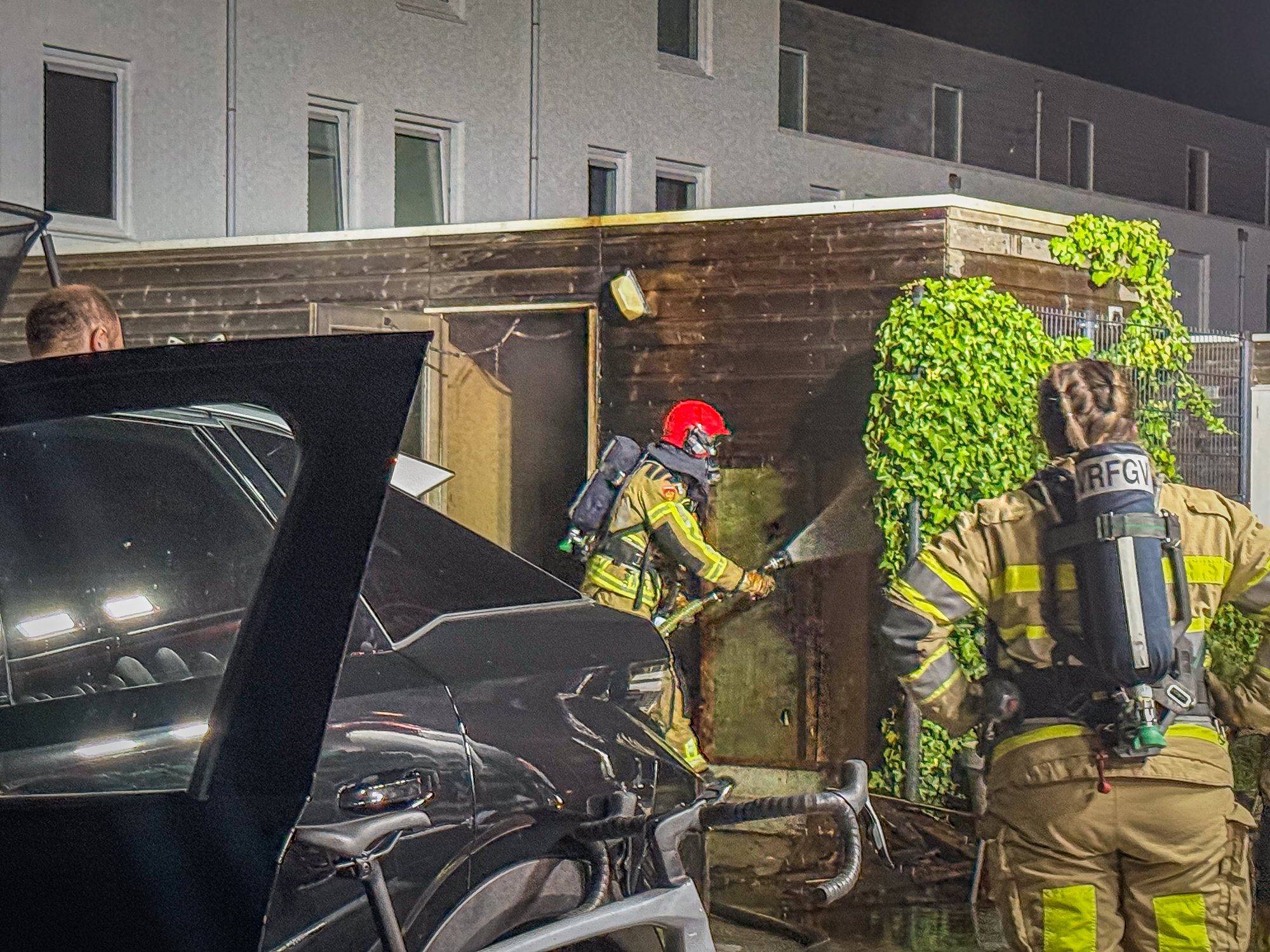 Schuurbrand slaat over naar naastgelegen schuur in Lelystad