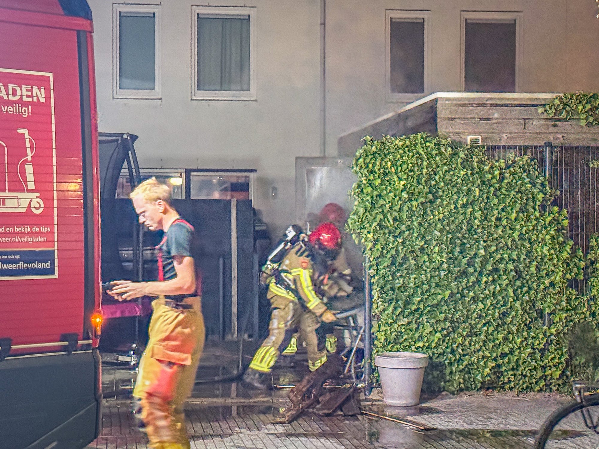 Schuurbrand slaat over naar naastgelegen schuur in Lelystad
