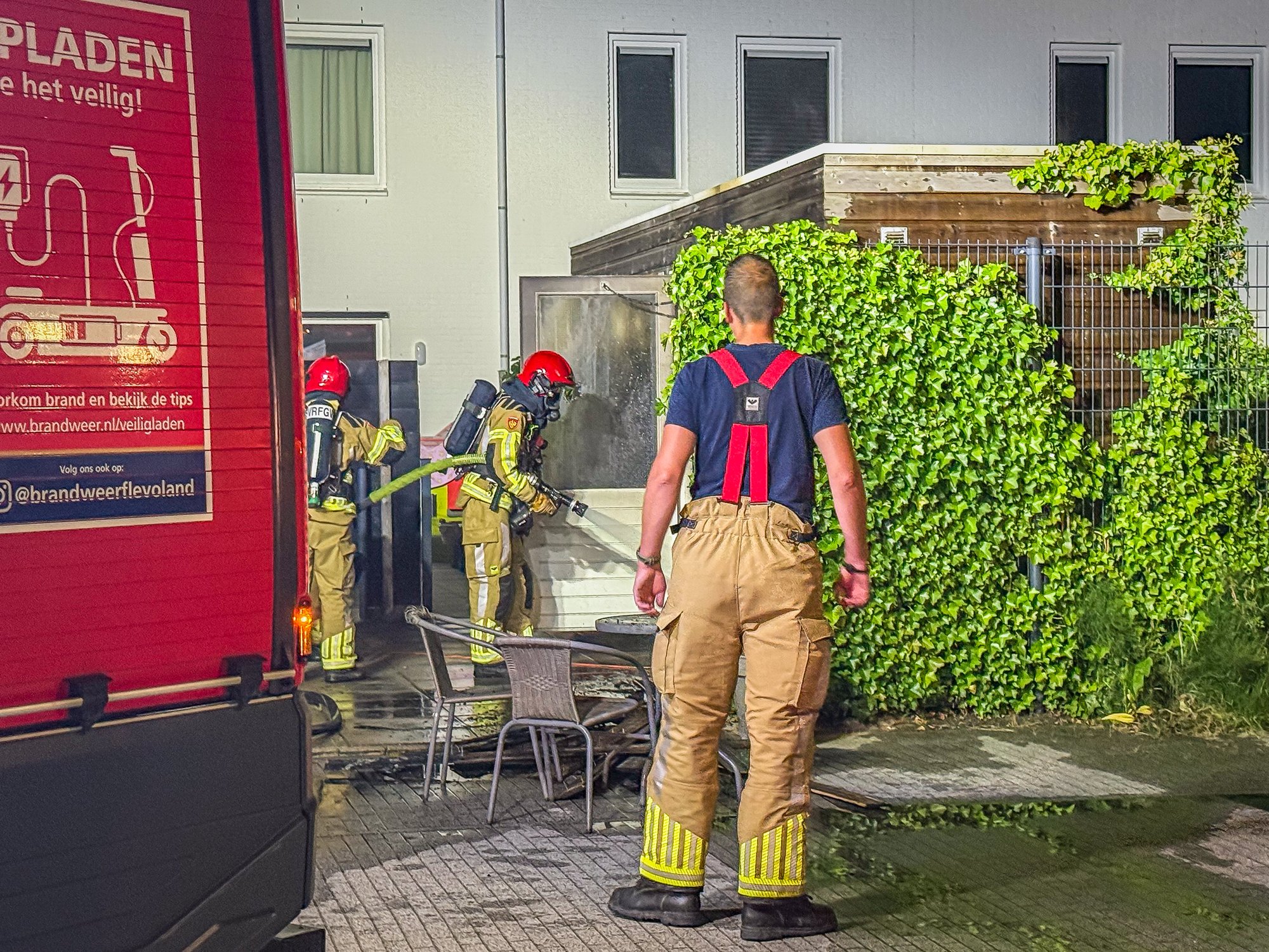 Schuurbrand slaat over naar naastgelegen schuur in Lelystad