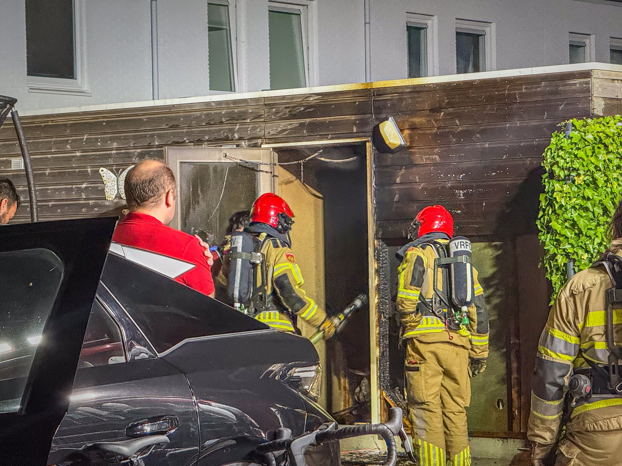 Schuurbrand slaat over naar naastgelegen schuur in Lelystad
