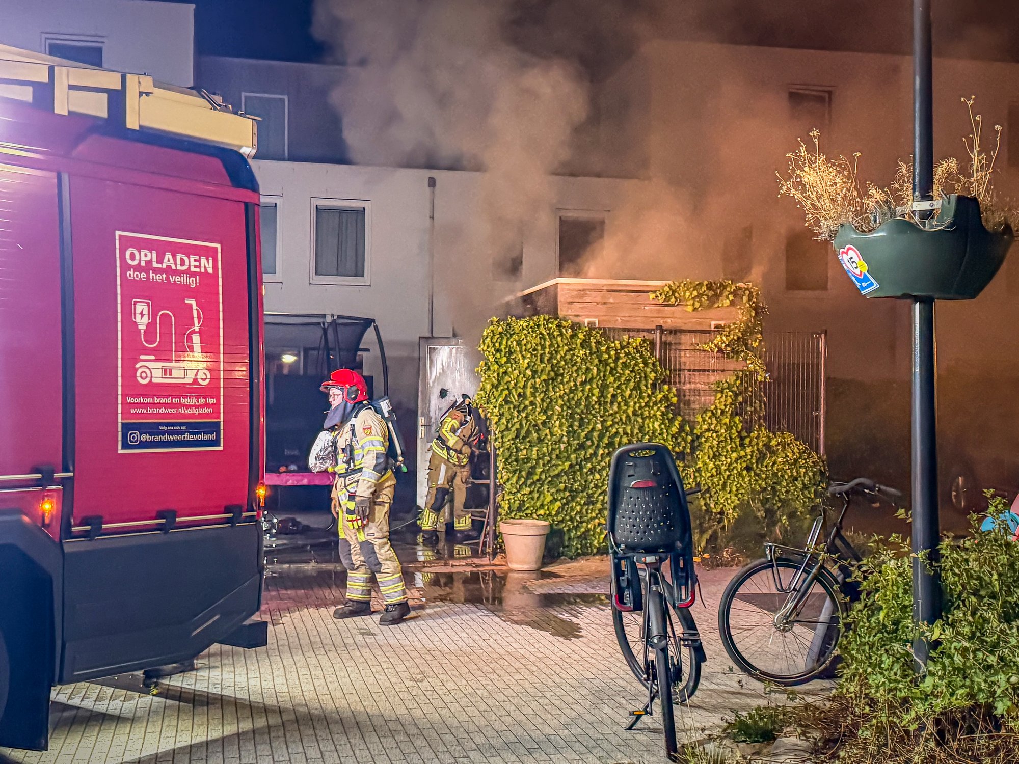 Schuurbrand slaat over naar naastgelegen schuur in Lelystad